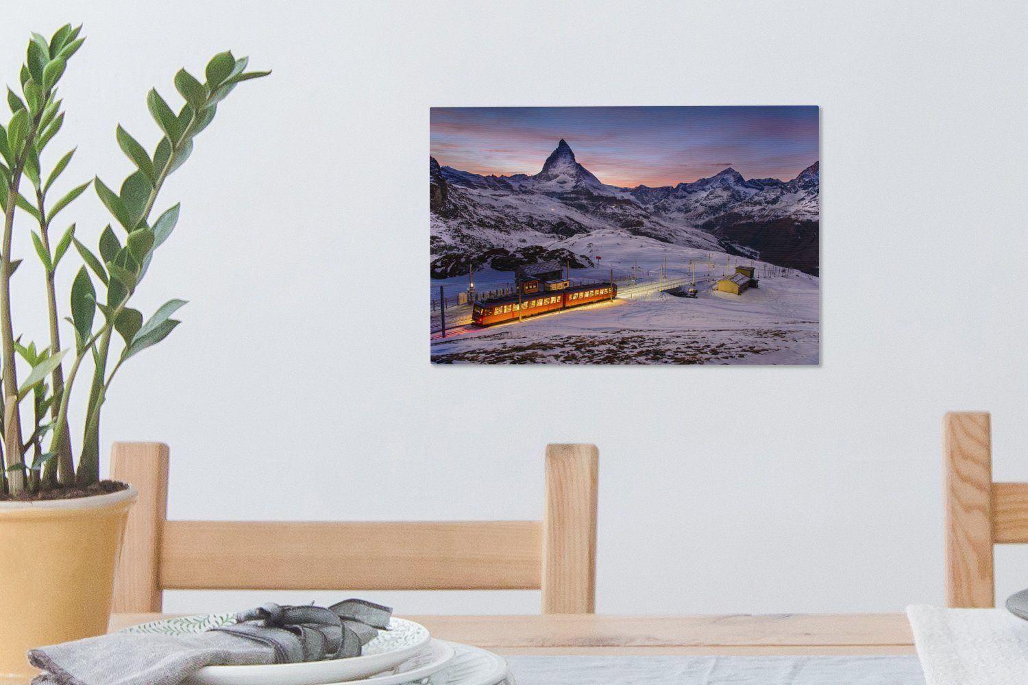 OneMillionCanvasses® Leinwandbild Zug durch die Wandbild der cm Landschaft Wanddeko, Aufhängefertig, verschneite St), Sonnenaufgang, 30x20 (1 Schweiz in bei Leinwandbilder