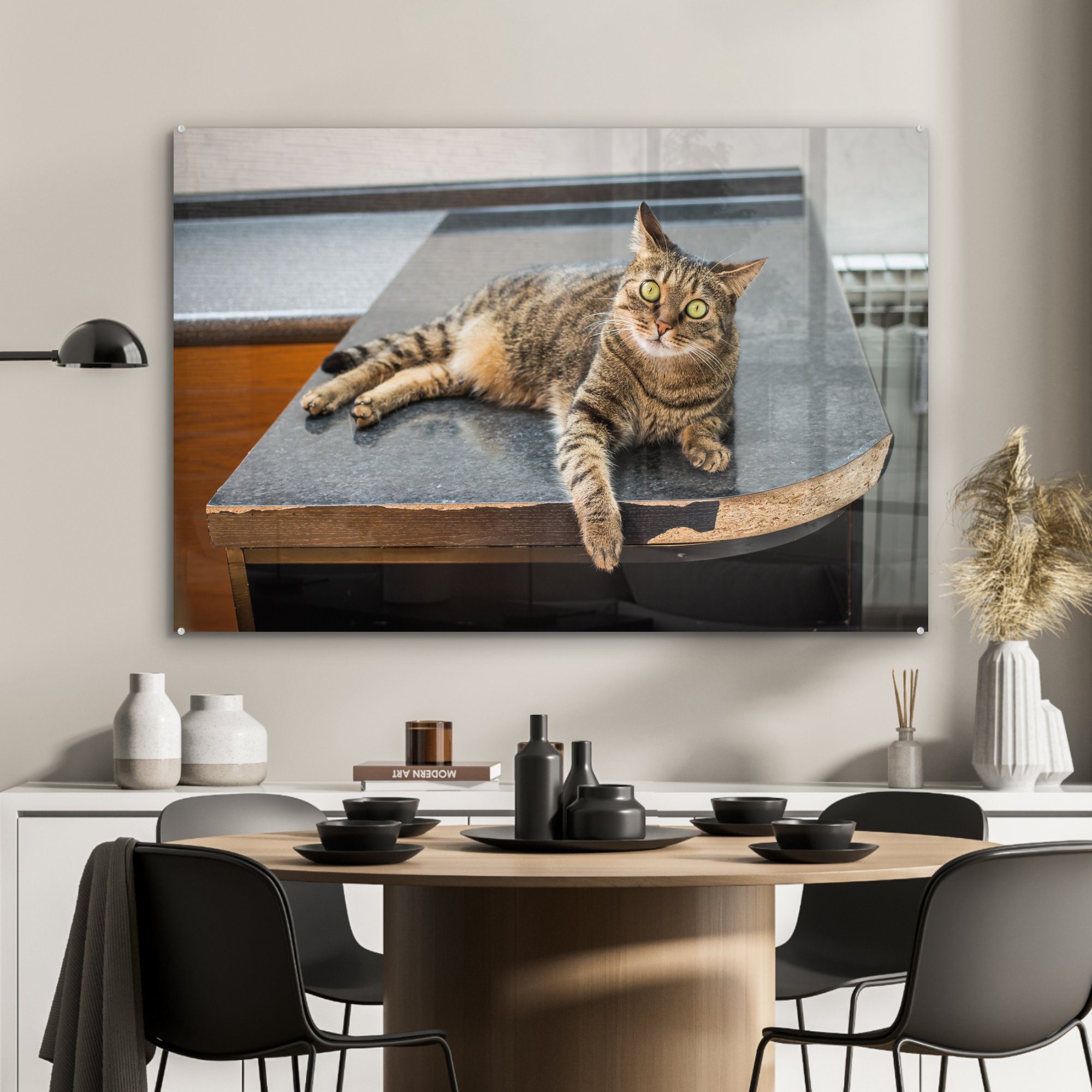Schlafzimmer einem Acrylglasbild (1 & MuchoWow auf Acrylglasbilder Tigerkatze Wohnzimmer Eine liegend, Holztisch St),