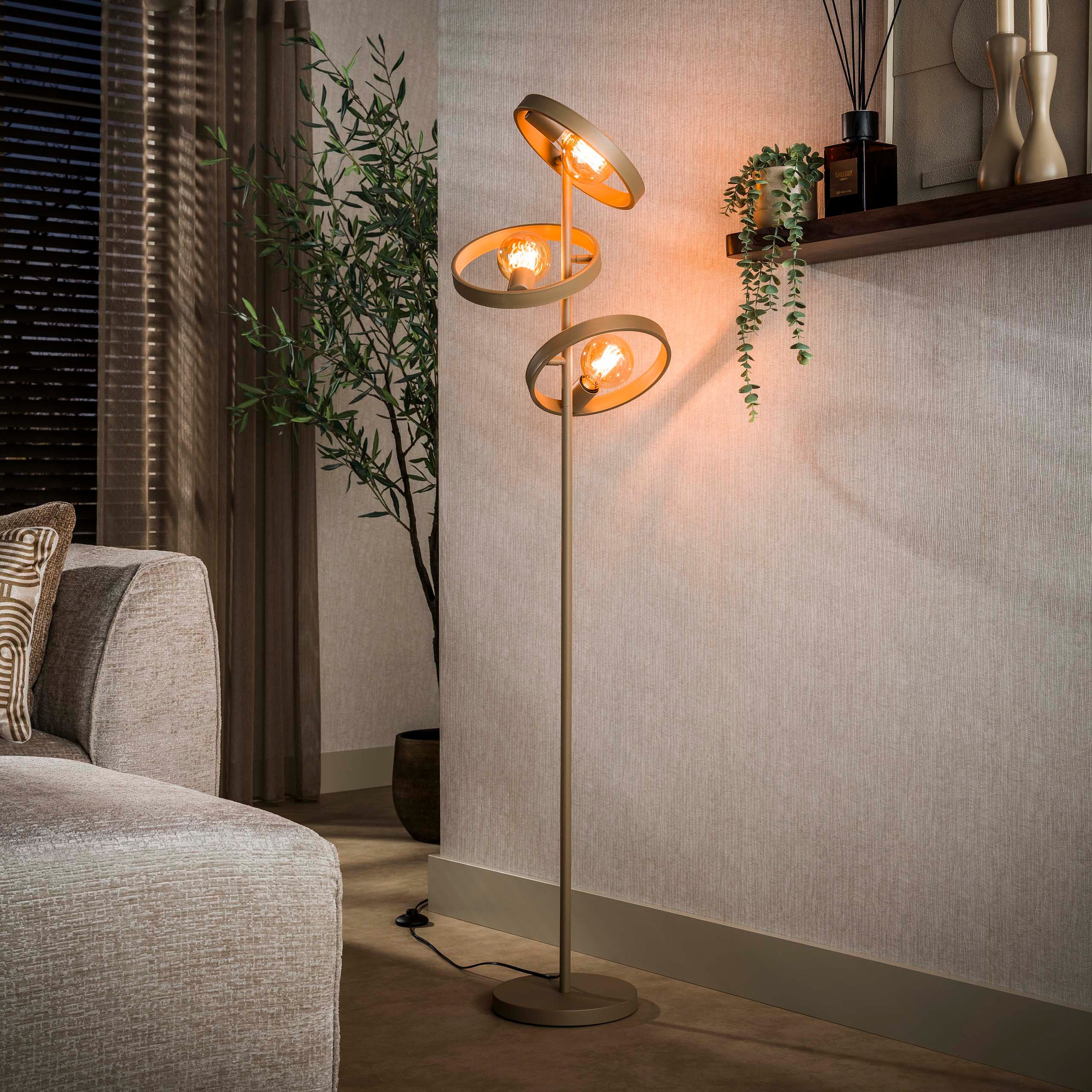 leven! Annekathrin Storkebaum Stehlampe ORBIT Stehleuchte 3-flammig Metall Beige Höhe 155 cm, Angenehm warmes, indirektes Licht