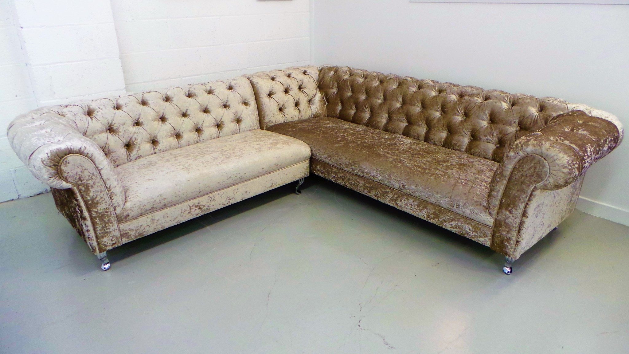 Ecksofa Beige Chesterfield Eckcouch aus Echtleder mit silberfarbenen Füßen