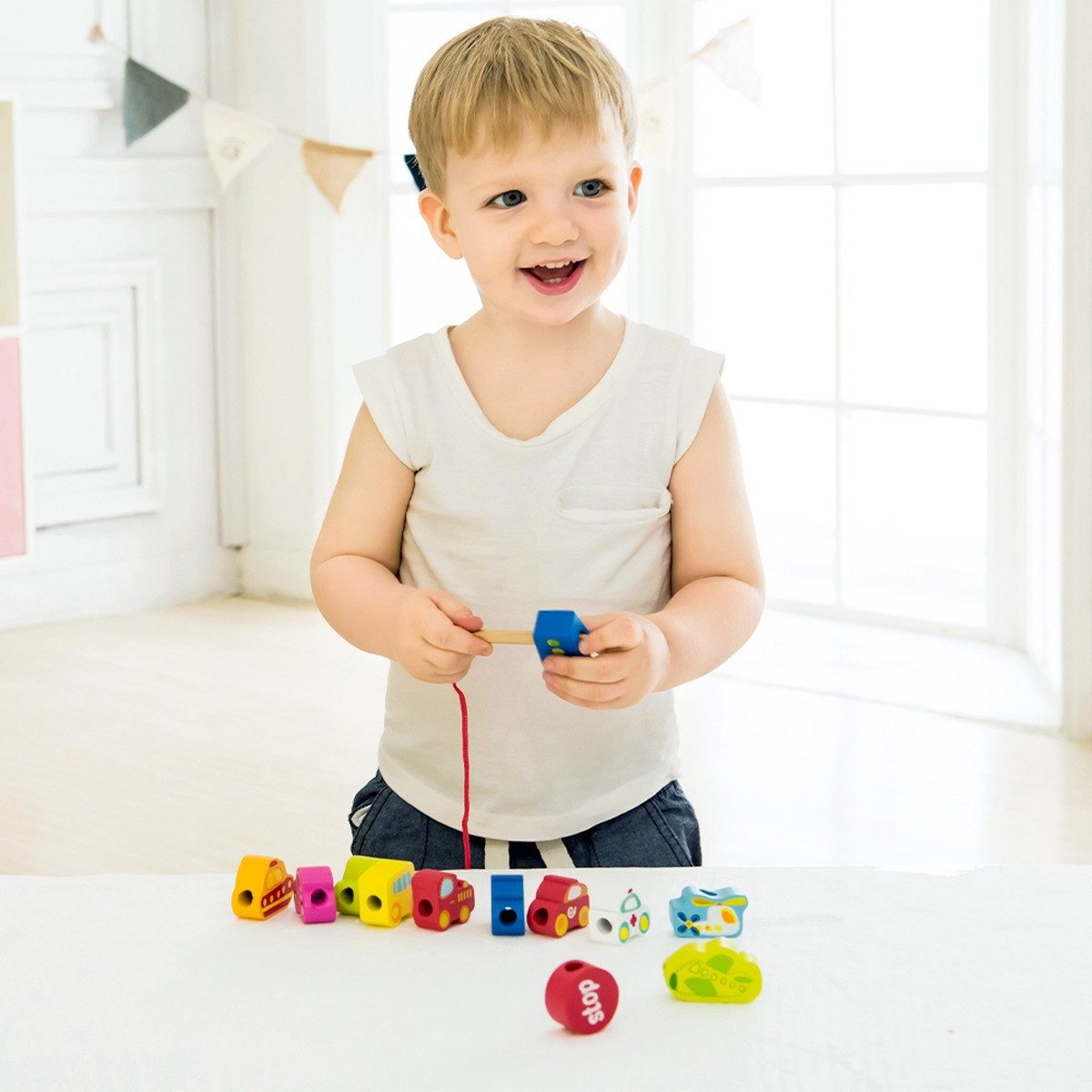 Classic World Lernspielzeug Fädelkette Fahrzeuge aus Teebaumholz zur Feinmo günstig online kaufen