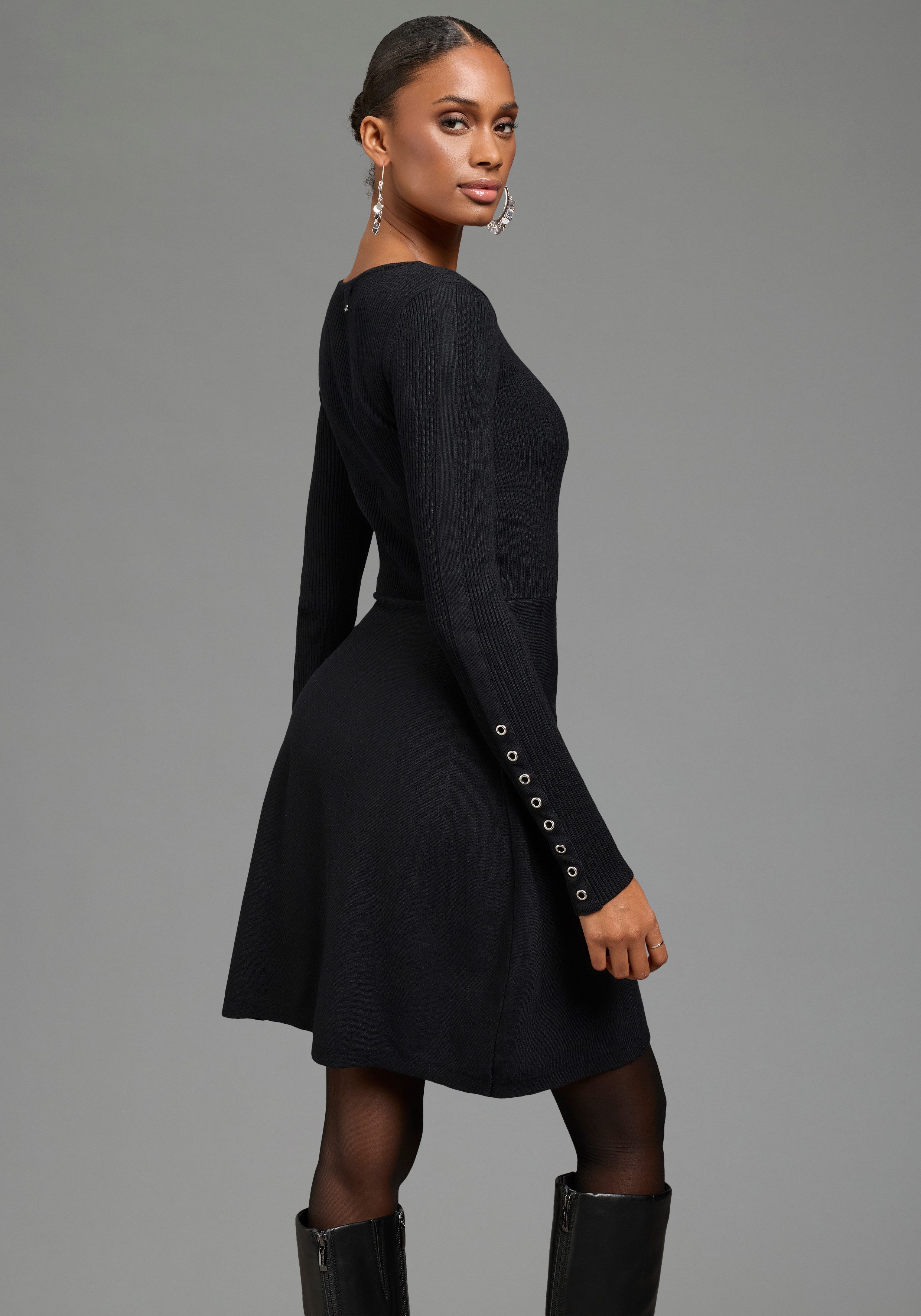 Bruno Banani Strickkleid mit Ärmeldetail und ausgestelltem Saum, U-Boot-Ausschnitt