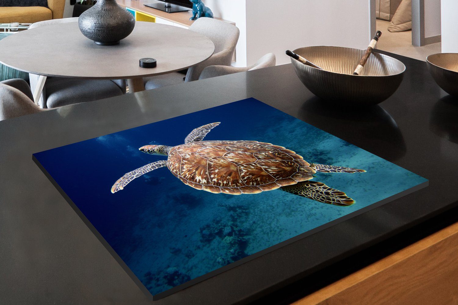 MuchoWow Herdblende-/Abdeckplatte Eine unter schwimmende Wasser Schildkröte, Mobile Arbeitsfläche Vinyl, (1 cm, nutzbar, 70x52 tlg), Ceranfeldabdeckung