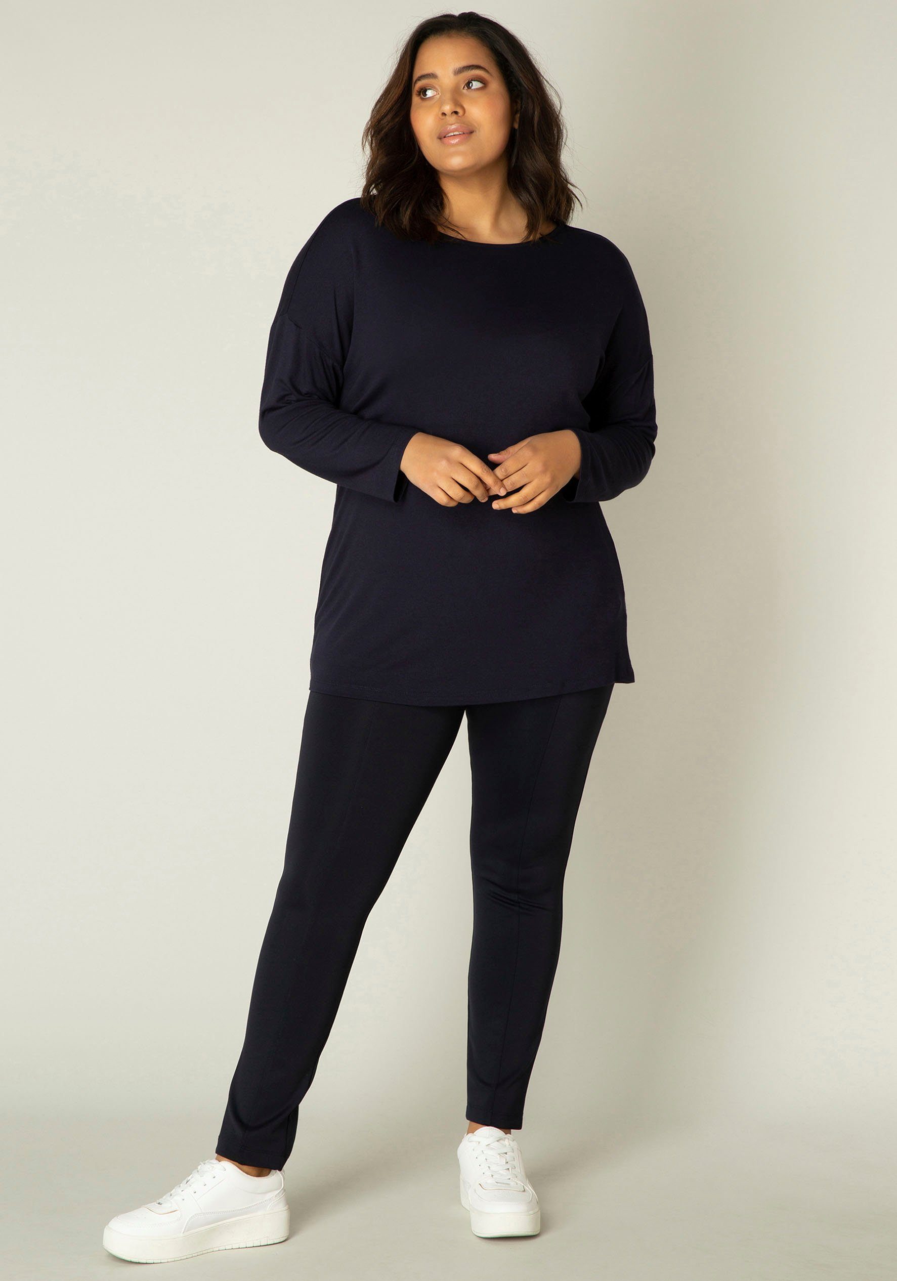 Base Level Curvy Langarmshirt Adele Lang geschnitten mit weitem Ausschnitt