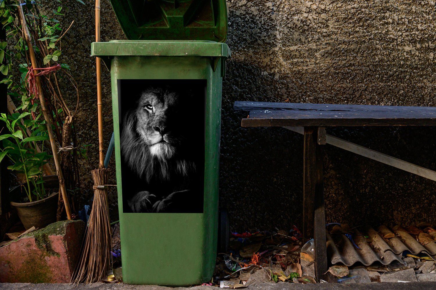 Mülltonne, Wandsticker weiß (1 Löwen eines schwarzem Abfalbehälter und Mülleimer-aufkleber, schwarz - Sticker, St), MuchoWow Nahaufnahme Hintergrund Container, auf