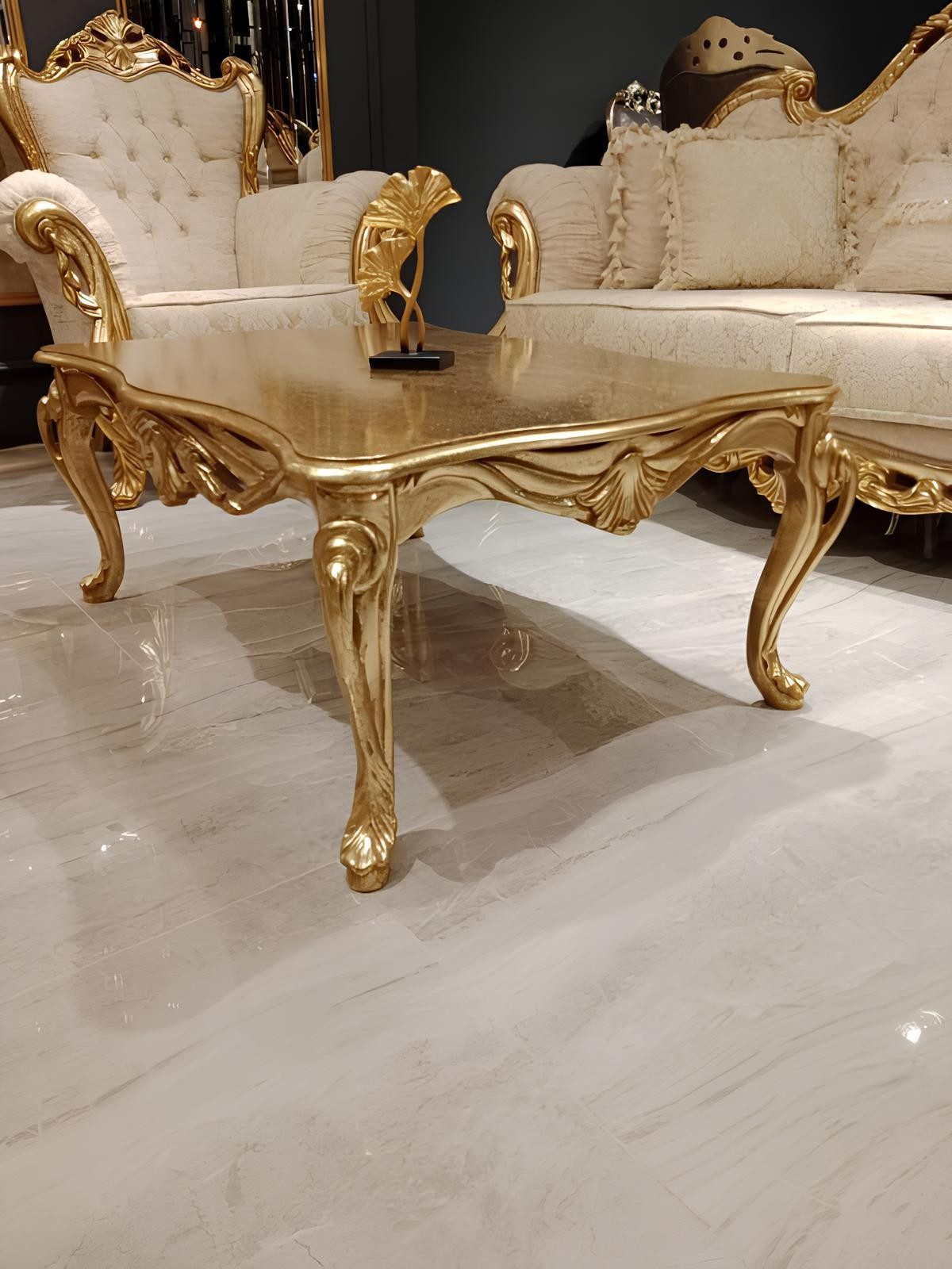 Xlmoebel Couchtisch Chesterfield Tisch aus Holz mit goldenen Akzenten für Wohnzimmer, Made in Europa