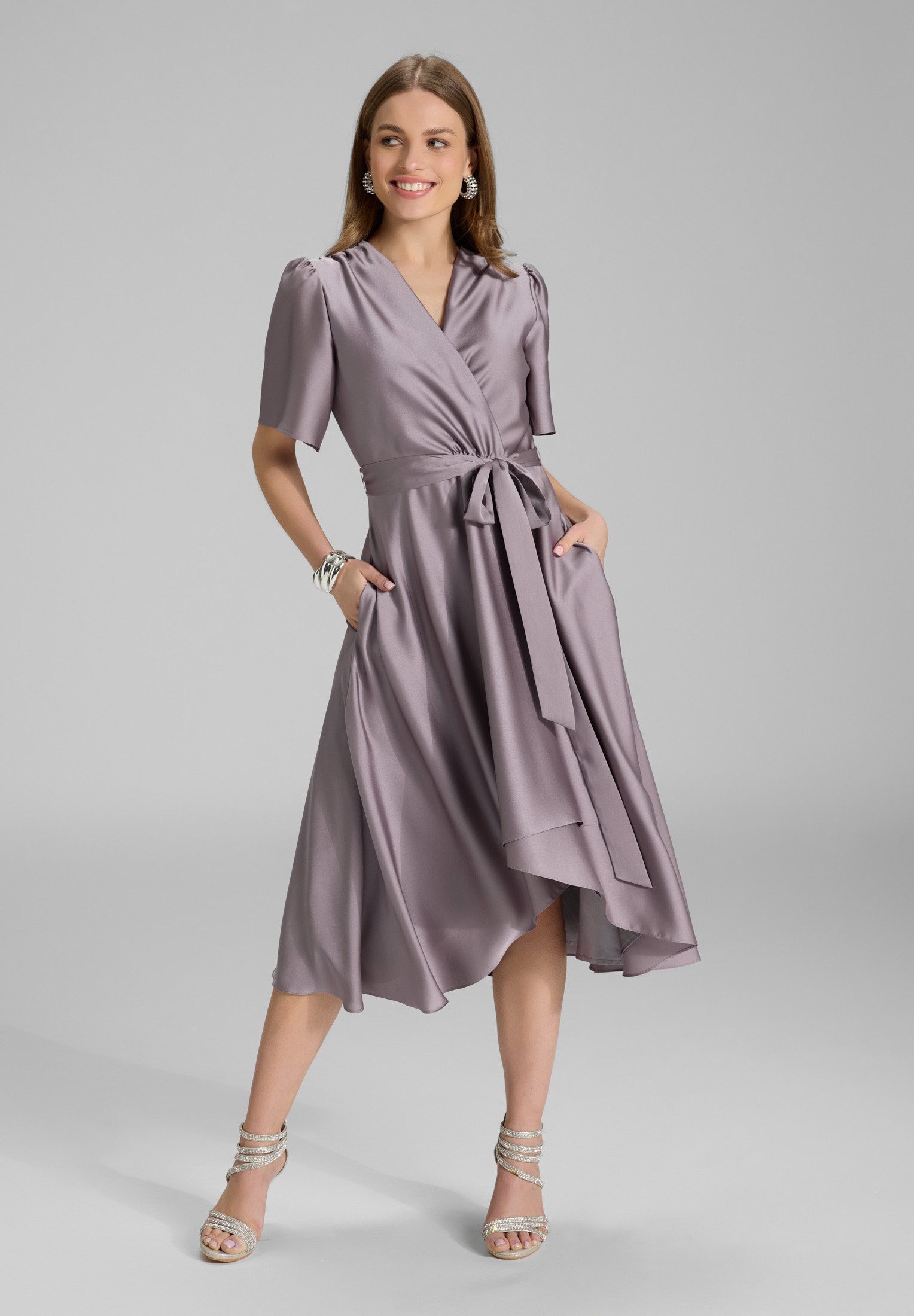 SWING Cocktailkleid Taillierter Schnitt mit fließendem günstig online kaufen
