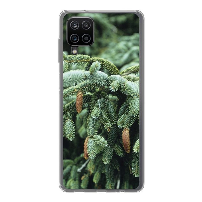 MuchoWow Handyhülle Eine Nahaufnahme eines Weihnachtsbaums in einem Wald in den Handyhülle Samsung Galaxy A12 Smartphone-Bumper Print Handy