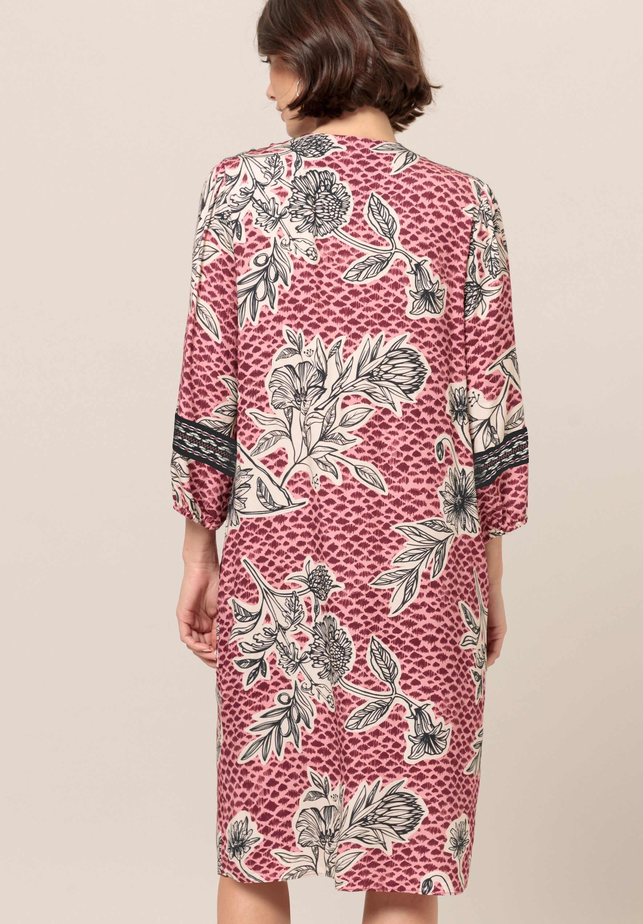 bianca Druckkleid ALESSA mit angesagtem Allover-Dessin in Trendfarben