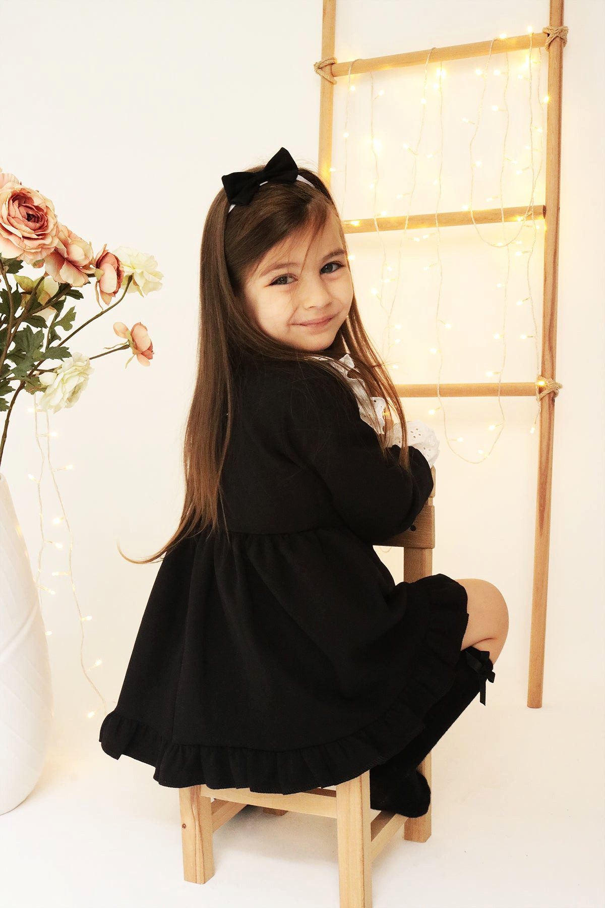 Parla Kids Kleid & Haarband Schwarzes Kleid langärmelig - Rüschensaum Spitzendetails und Haarband