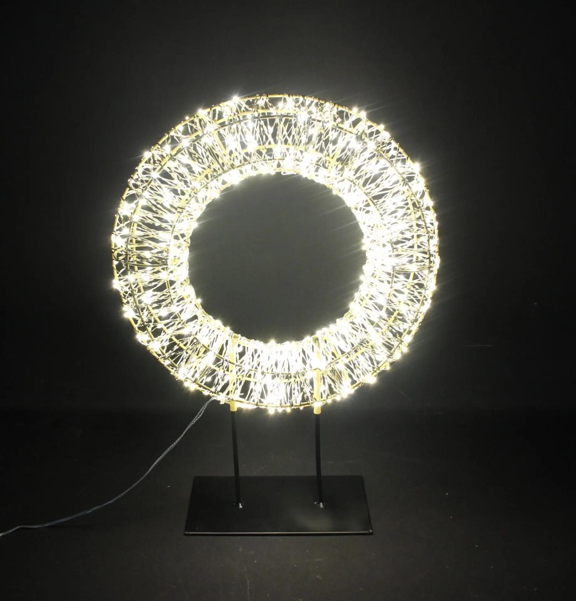Dekoleidenschaft LED-Dekofigur Kranz "Golden" Ø 33 cm groß, Outdoor Weihnachtsdeko mit 600 Lichtern, Leuchtdeko mit Timer, Gartendeko wetterfest für Draußen – Bild 5 von 5