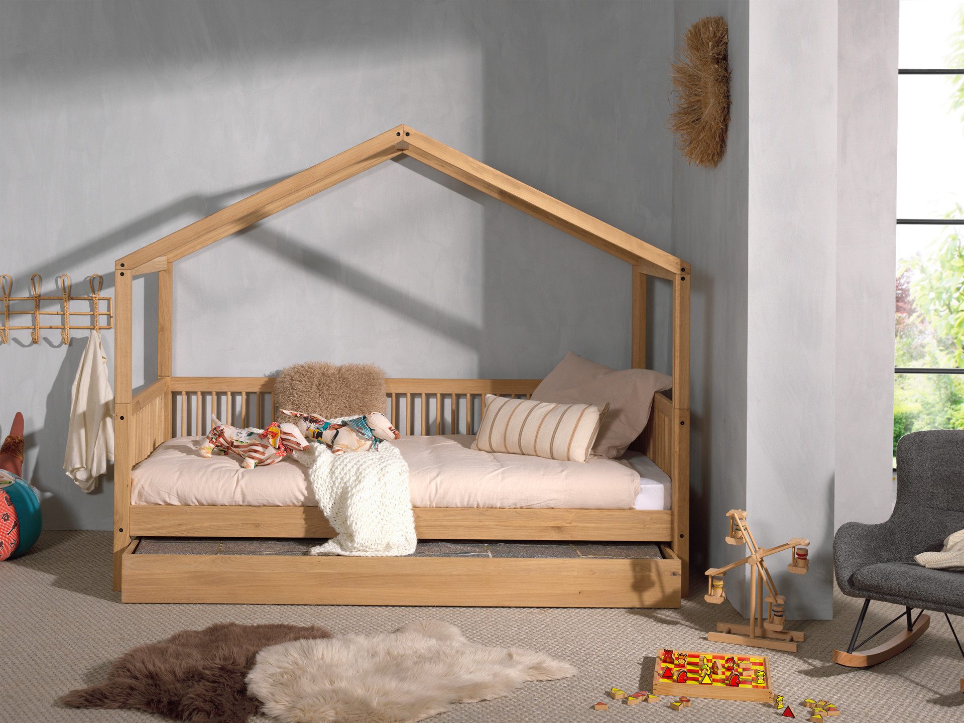 Home affaire Hausbett (Made in Europe), aus massiver Eiche geölt, LF 90x200 cm, wahlweise mit Bettschublade