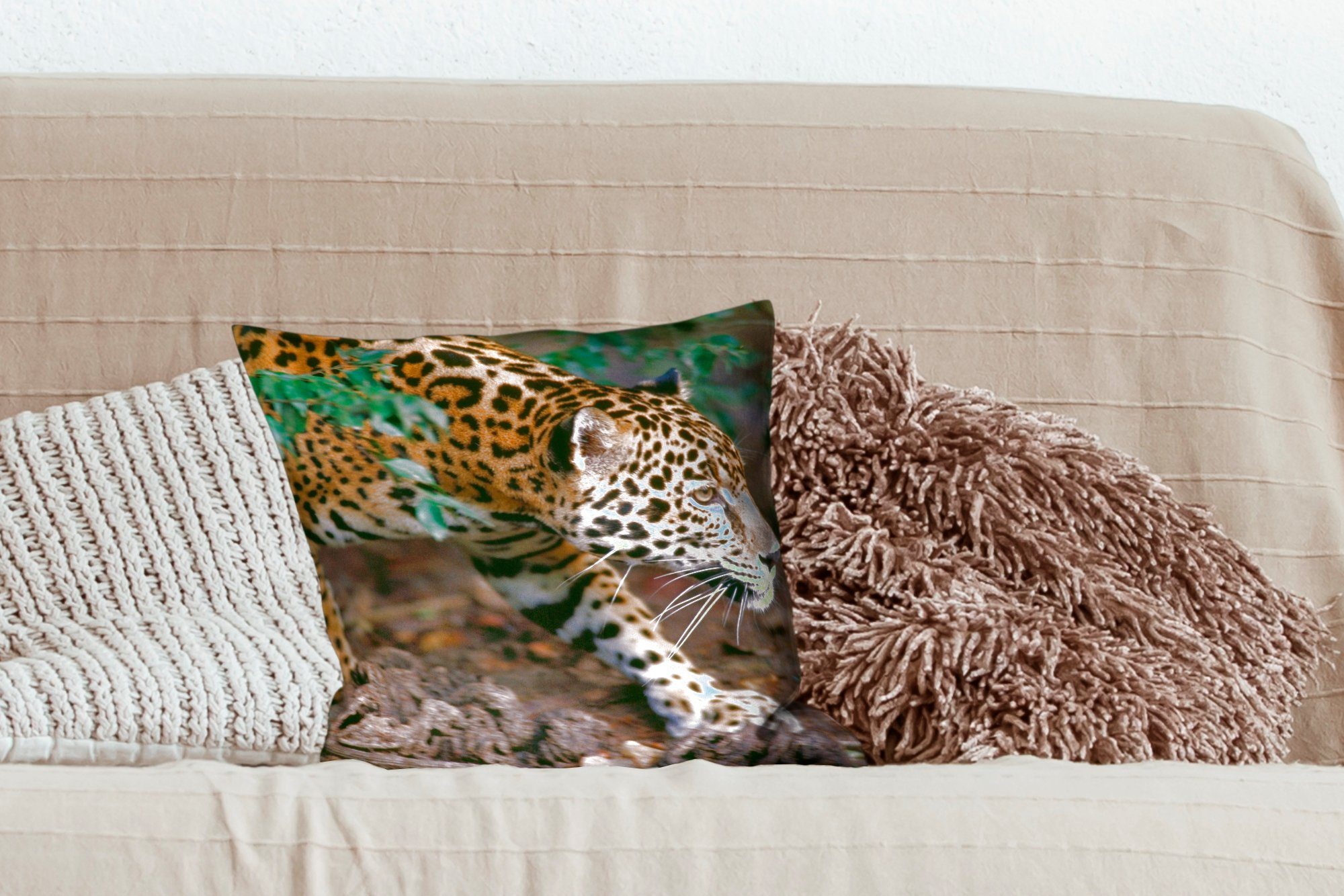 für Dekokissen Schleichender mit MuchoWow Schlafzimmer, Füllung Jaguar Wohzimmer, Wald, Zierkissen Deko, Sofakissen im