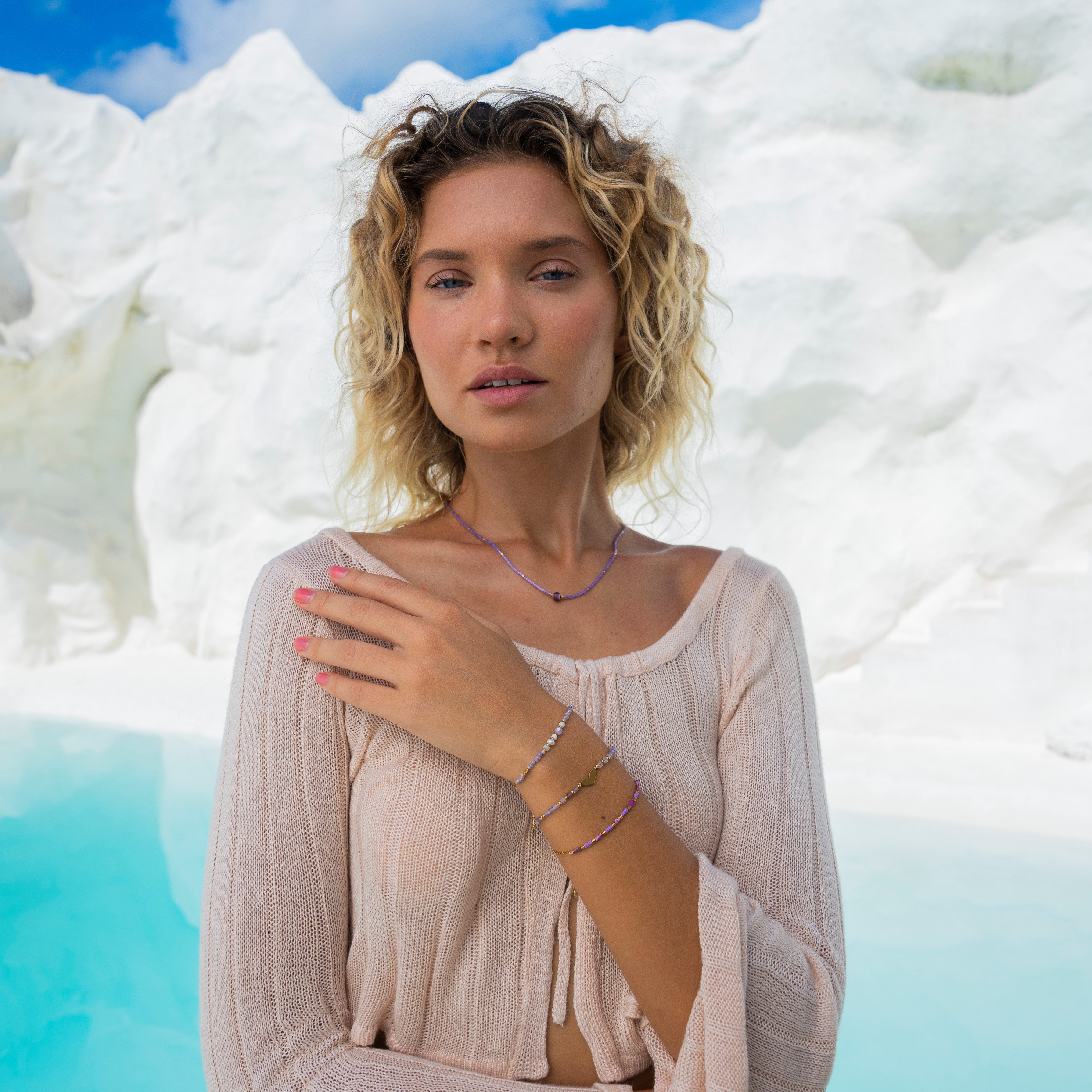 Made by Nami Perlenarmband Set Damen Armband Set mit Perlen und Herzanhänger verstellbar wasserfest, aus Edelstahl – hypoallergen – mit Verlängerung – romantischer Akzent