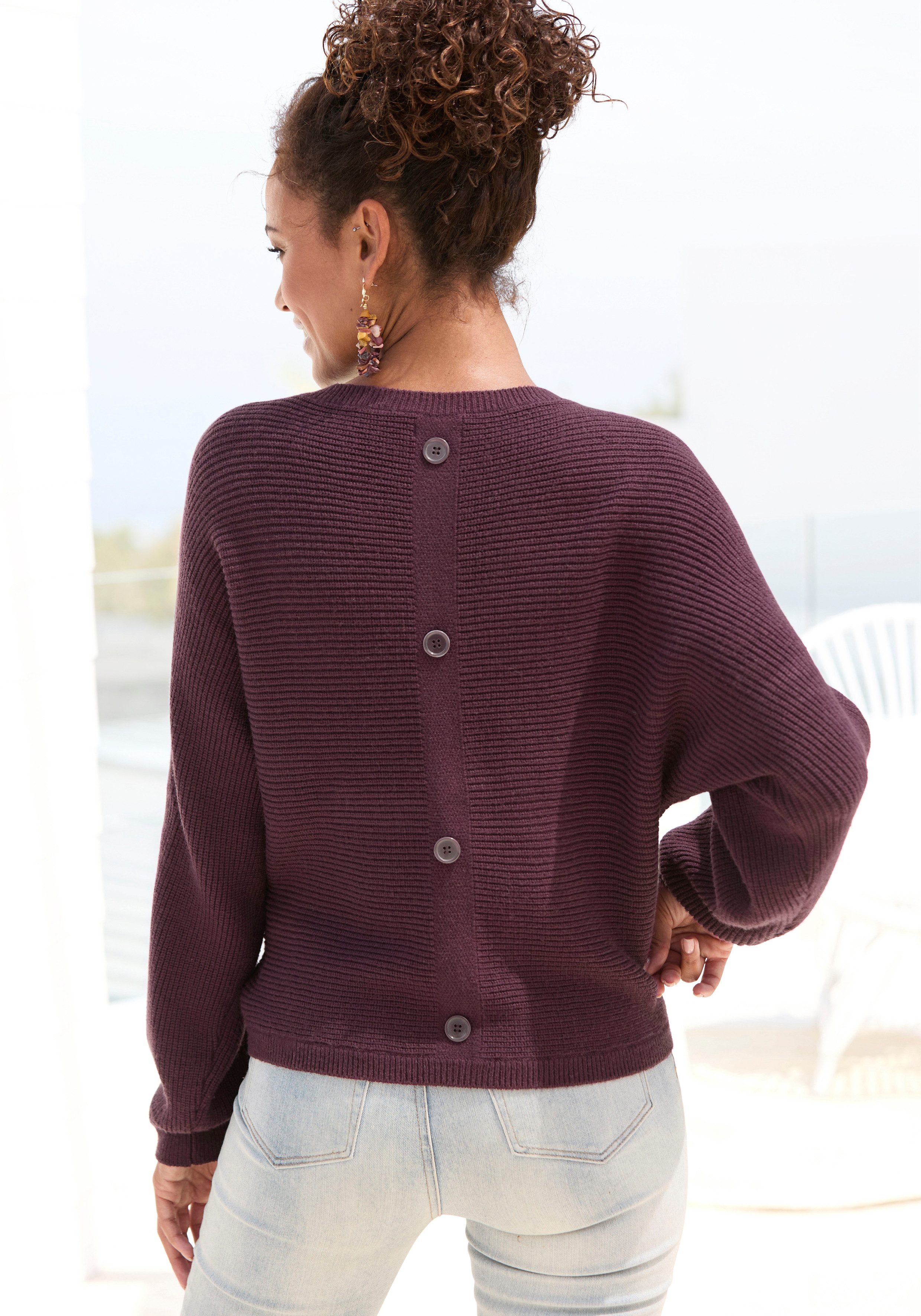 LASCANA Rundhalspullover mit Zierknöpfen hinten, lockerer Strickpullover