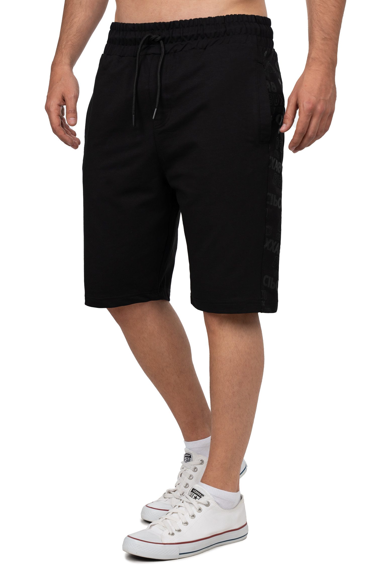 Cipo & Baxx Sweatshorts Herren Regular Fit Kurze Hose Mid Waist BA-CK292 seitliche Logo-Schriftzüge als markantes Design-Highlight