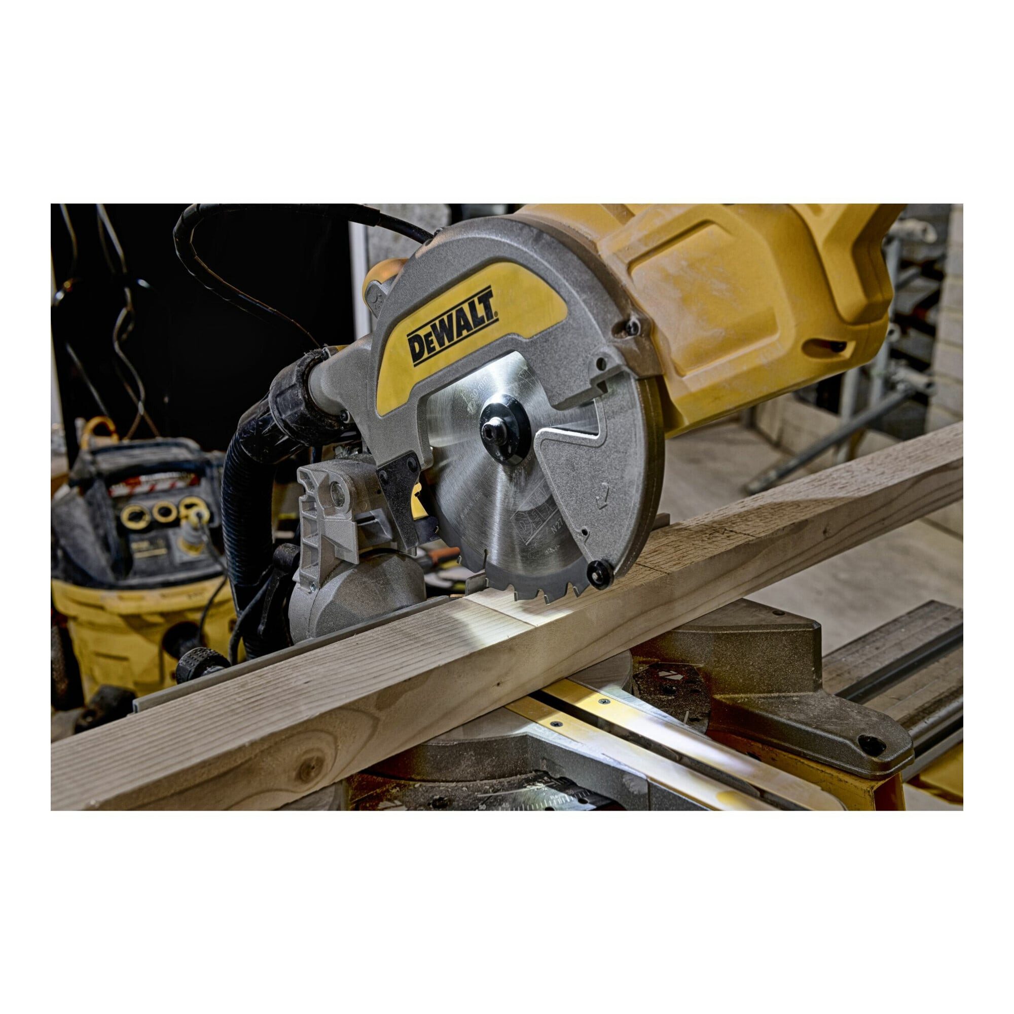 DeWalt Zug-, Kapp- und Gehrungssäge DEWALT Paneelsäge 216 mm 1800 Watt DWS777-QS Solo