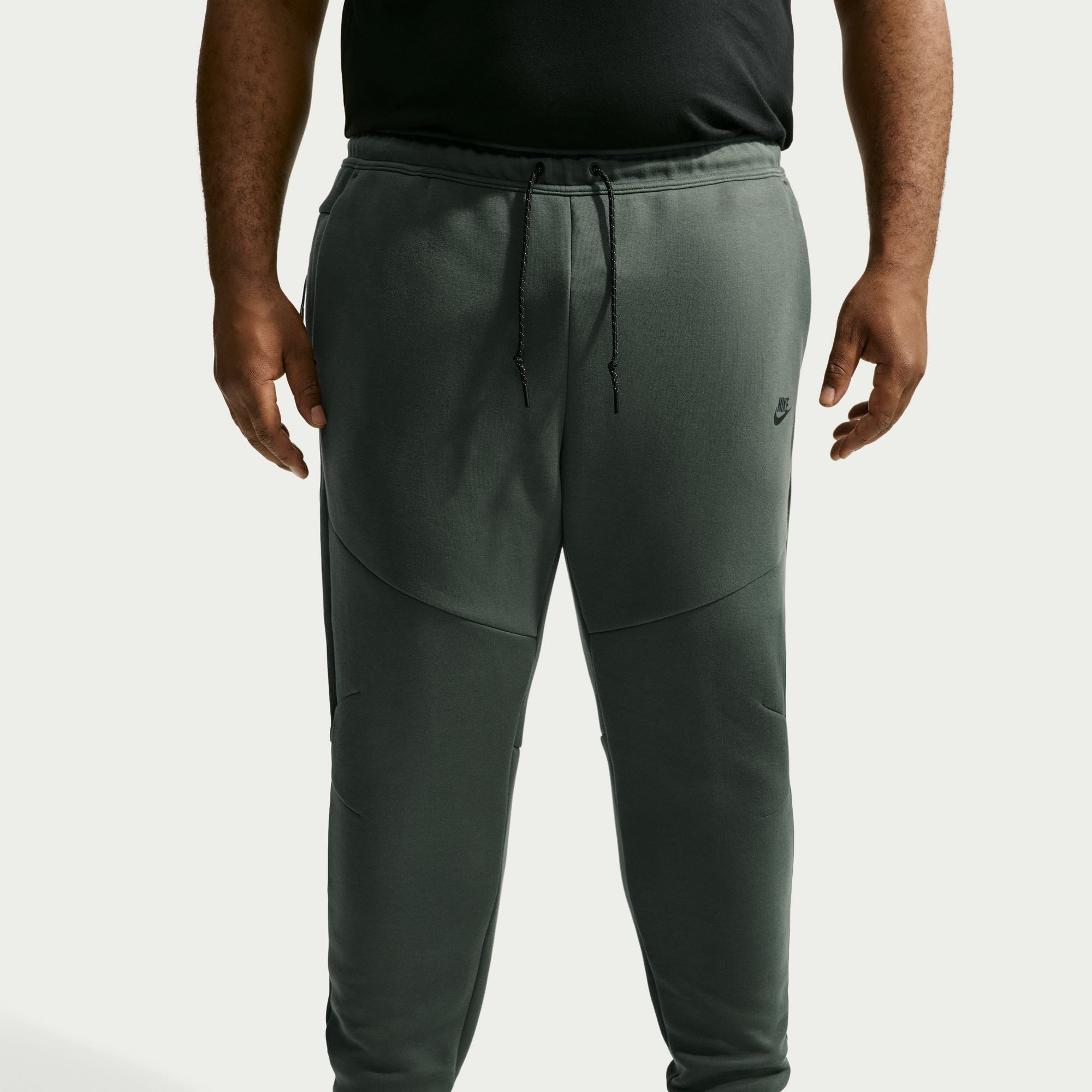 Nike Sportswear Sporthose M NK TCH FLC JGGR mit schmalem Schnitt, aus Baumwollmischung
