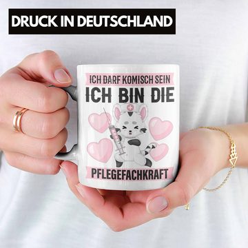 Trendation Tasse Ich Darf Komisch Sein Ich Bin Die Pflegefachkraft Tasse MFA Geschenke