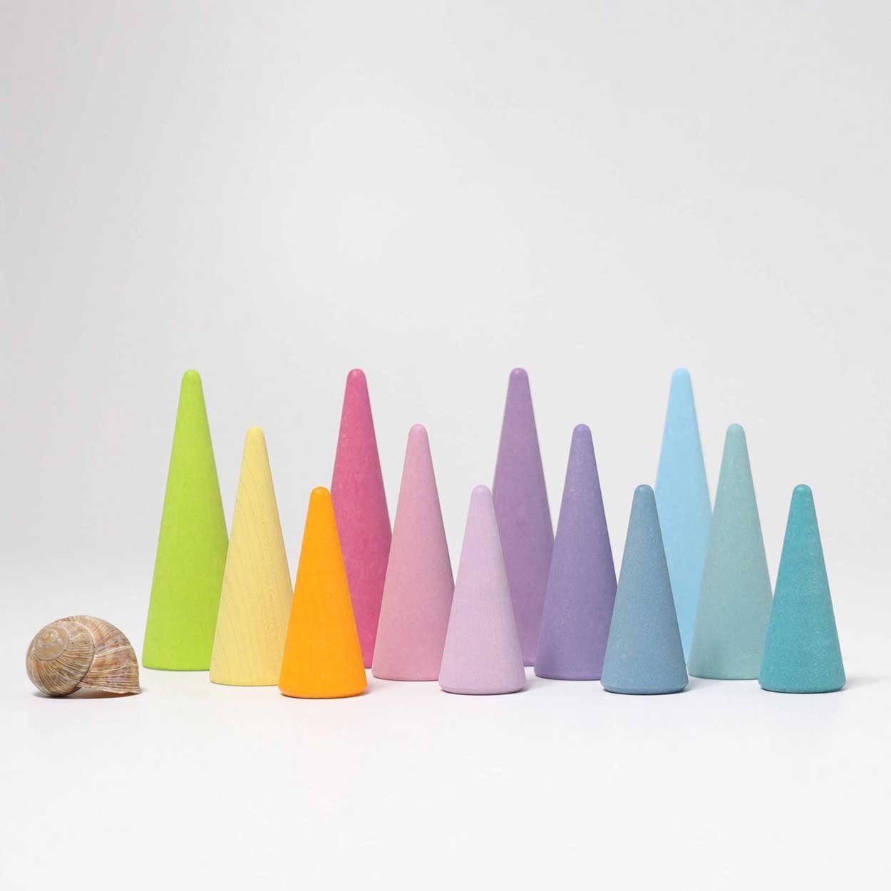 GRIMM´S Spiel und Holz Design Pastell Regenbogenwald 12 Teile Holzspielzeug Kegel Klötze Spielbausteine