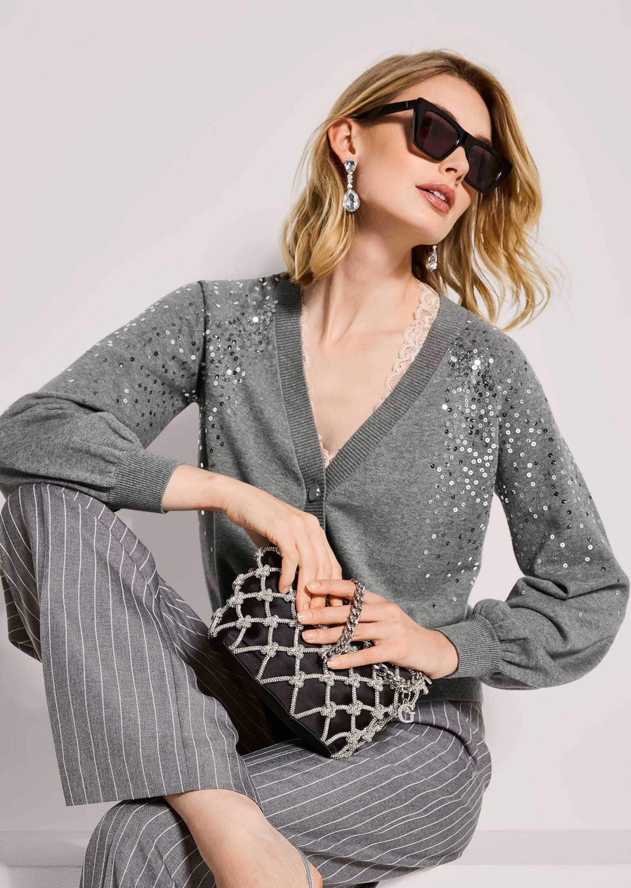 MADELEINE Strickjacke Elegante Feinstrickjacke mit V-Ausschnitt Glamouröse Strickjacke mit Ballonärmeln und Pailletten, Knopfleiste