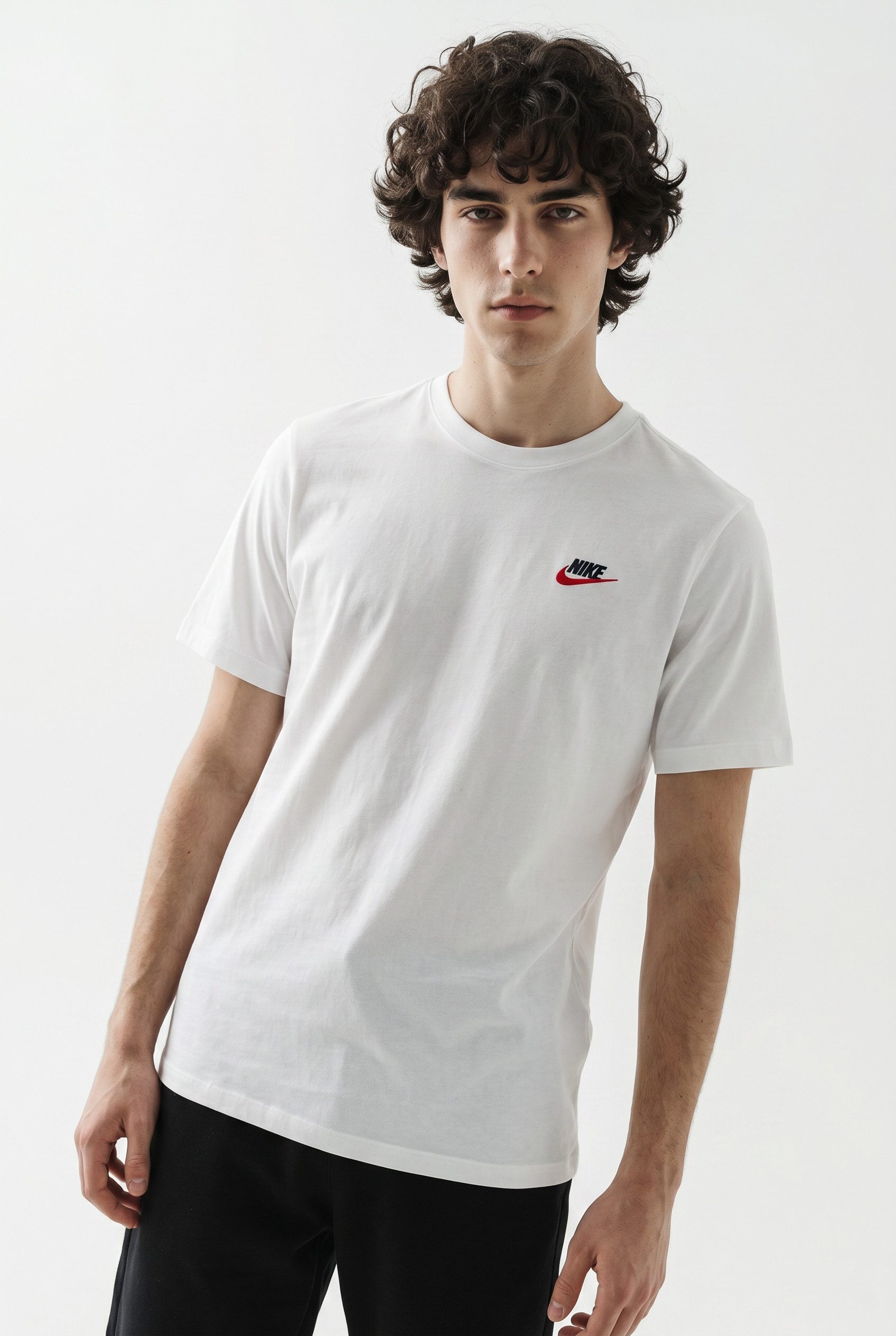 Nike Sportswear T-Shirt M NSW CLUB TEE mit Logostickerei auf der Brust, aus Jersey-Material, Regular Fit