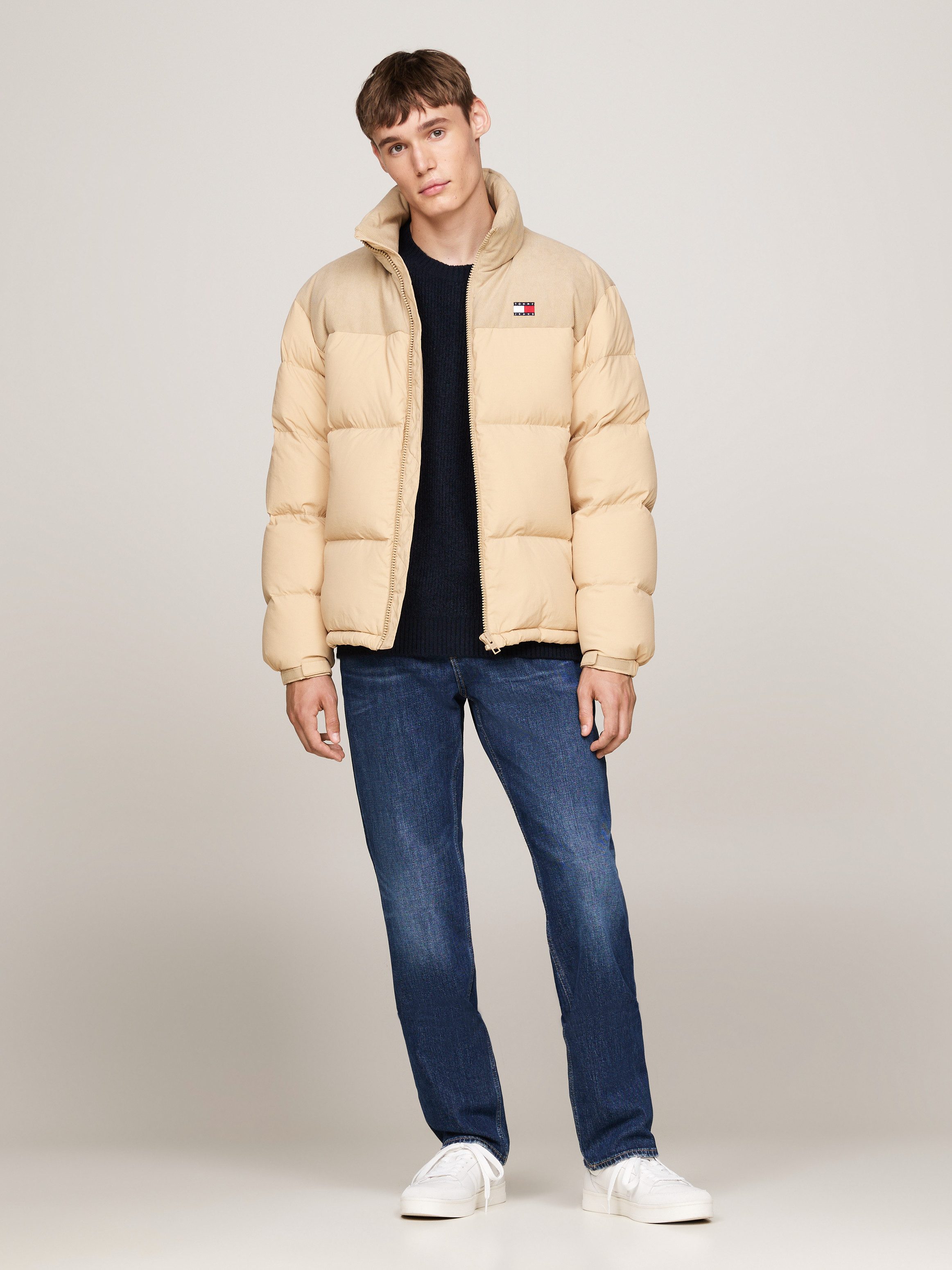 Tommy Jeans Steppjacke TJM CORD MIX ALASKA PUFFER mit Cord-Einsätze auf Brust und Schultern