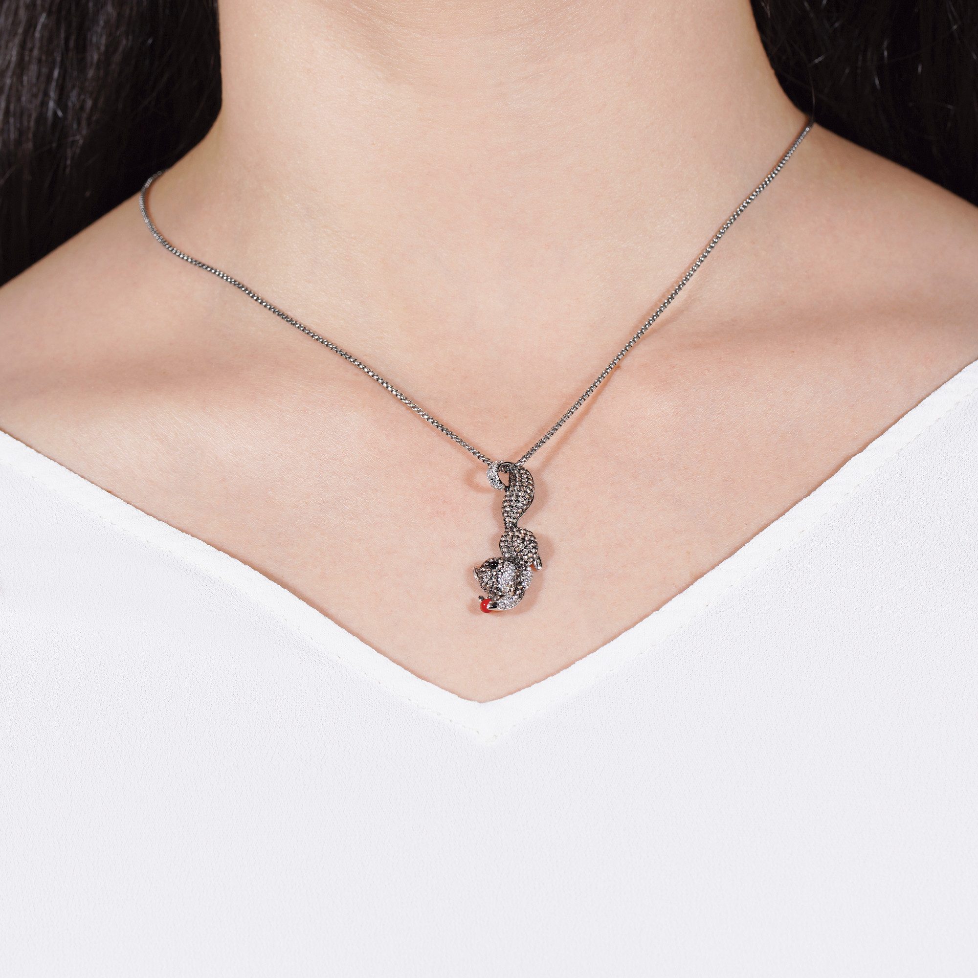 Seinerzeit FLORA & FAUNA Kettenanhänger Fluffy Eichhörnchen Anhänger (1-tlg), Material: 925 Sterling Silber, rhodiniert, geschwärzt mit Emaille