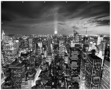Wallario Sichtschutzzaunmatten New York bei Nacht - Panoramablick über die Stadt - schwarzweiß