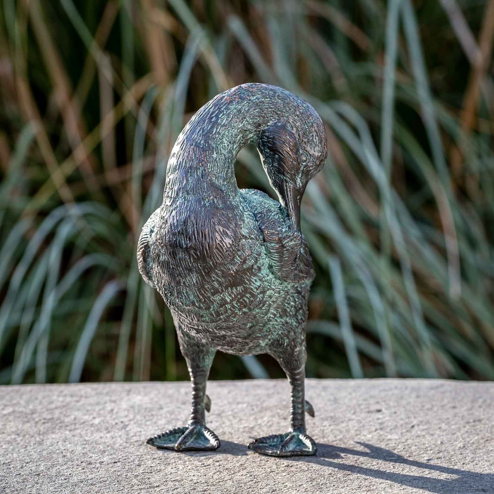 IDYL Gartenfigur IDYL Bronze-Skulptur Eine wäscht, Ente sich Bronze die