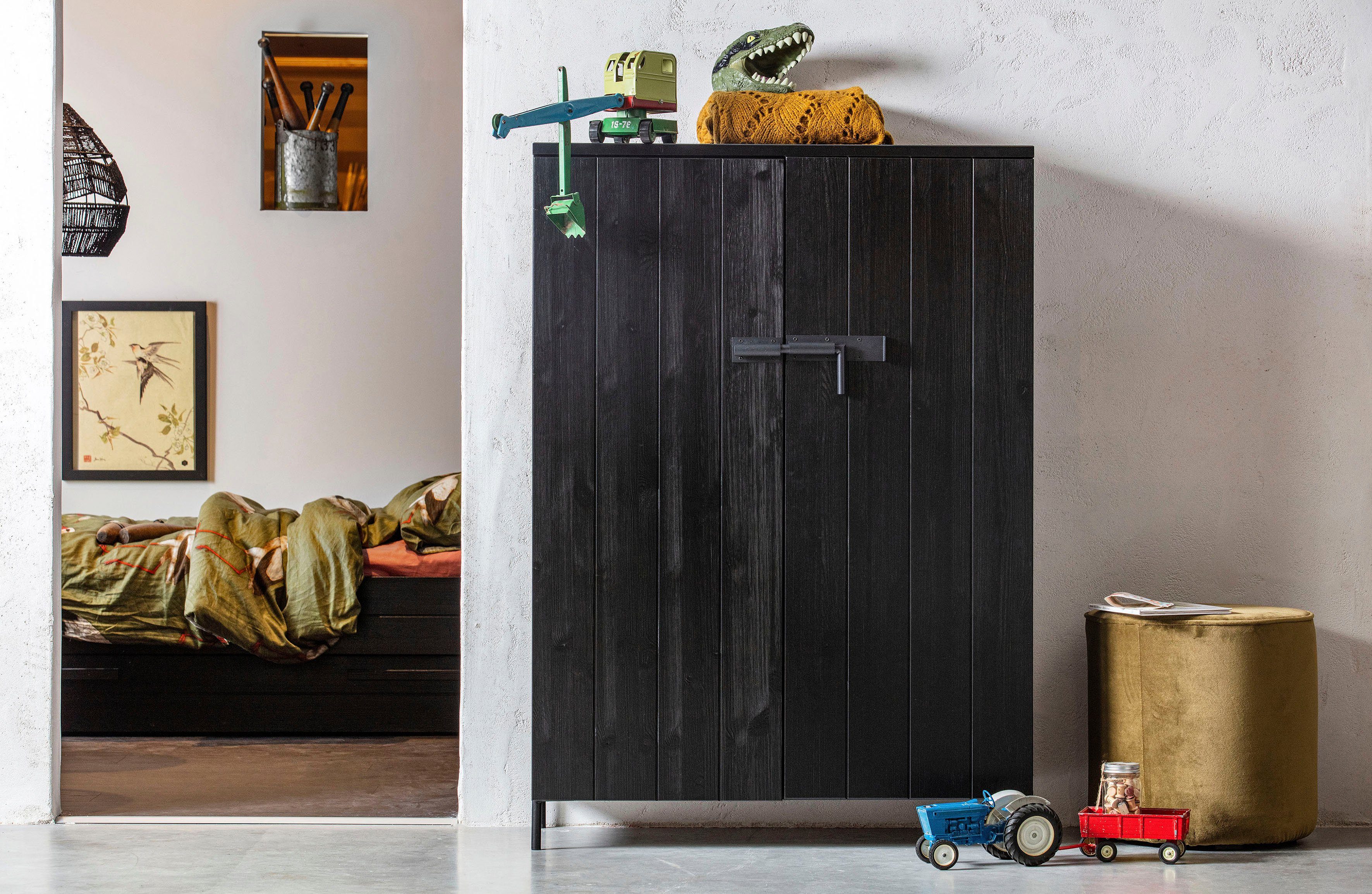 WOOOD Highboard Bruut Kiefernholz gebürstet mit Metallbeinen, H 141 x B 100 x T 42 cm, Sichtbare Maserung, Metallverschlüsse, Schutzlackiert, pfleigleicht