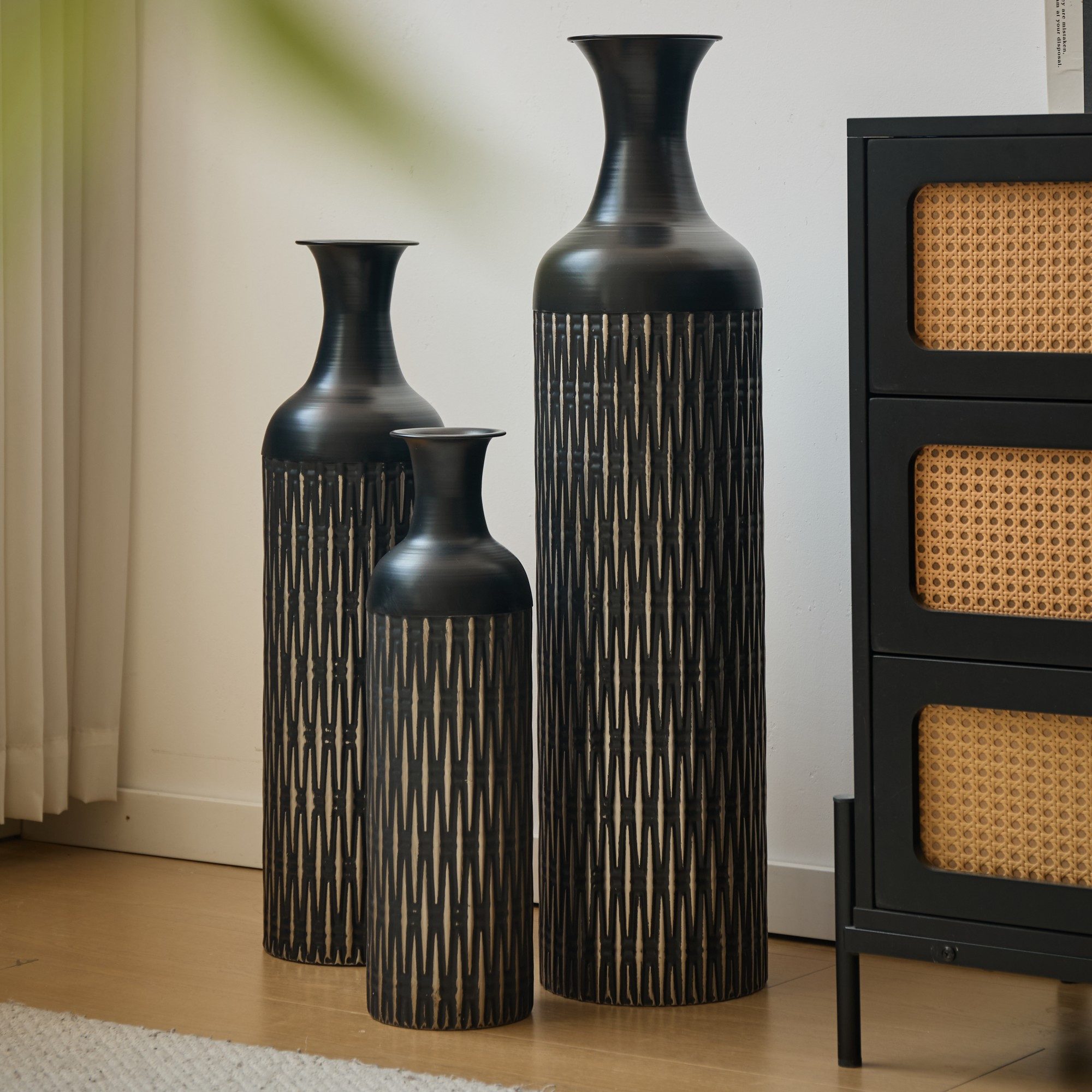 LVHOM Dekovase Bodenvase, Tischvase, 3 tlg. Geometrisches Metall-Vasen-Set, Schwarz (drei Höhen (50 cm, 66 cm, 83 cm), Handgefertigt aus Metall. Langlebig & makellos. Exklusiv für Trockenblumen/Pampas & Stil, Ideal als Raumteiler, Pflanzübertopf, Solitärobjekt kreativ gestapelt), Raumbereich: Hotel bis Wohnzimmer. Keine Montage nötig