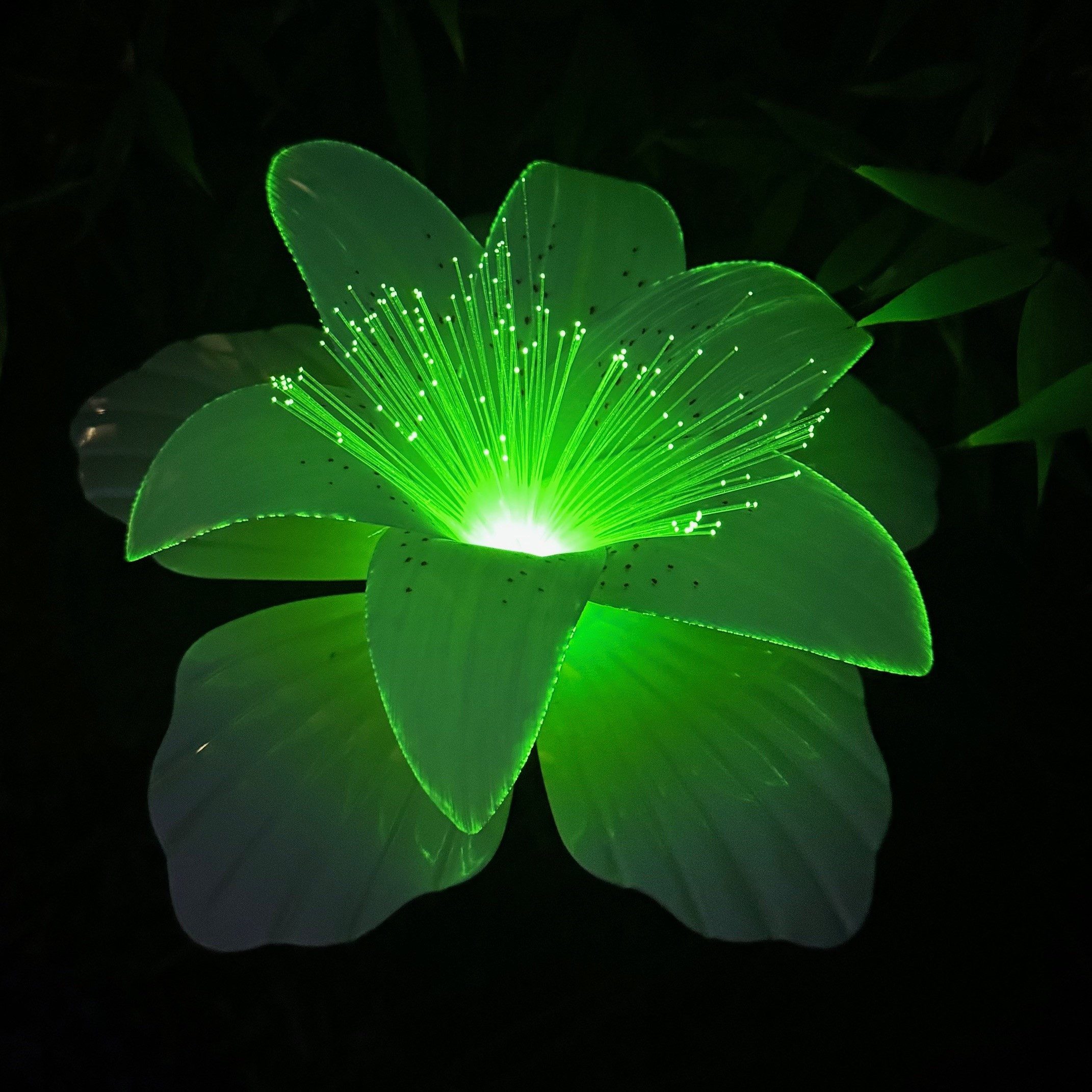 Online-Fuchs Gartenstecker aus Metall - LED Solarleuchte Lilie für außen - Gartendekoration (Warmweiß oder Farbwechsel möglich, Beetstecker) 97 cm groß - Garten – Bild 5 von 5