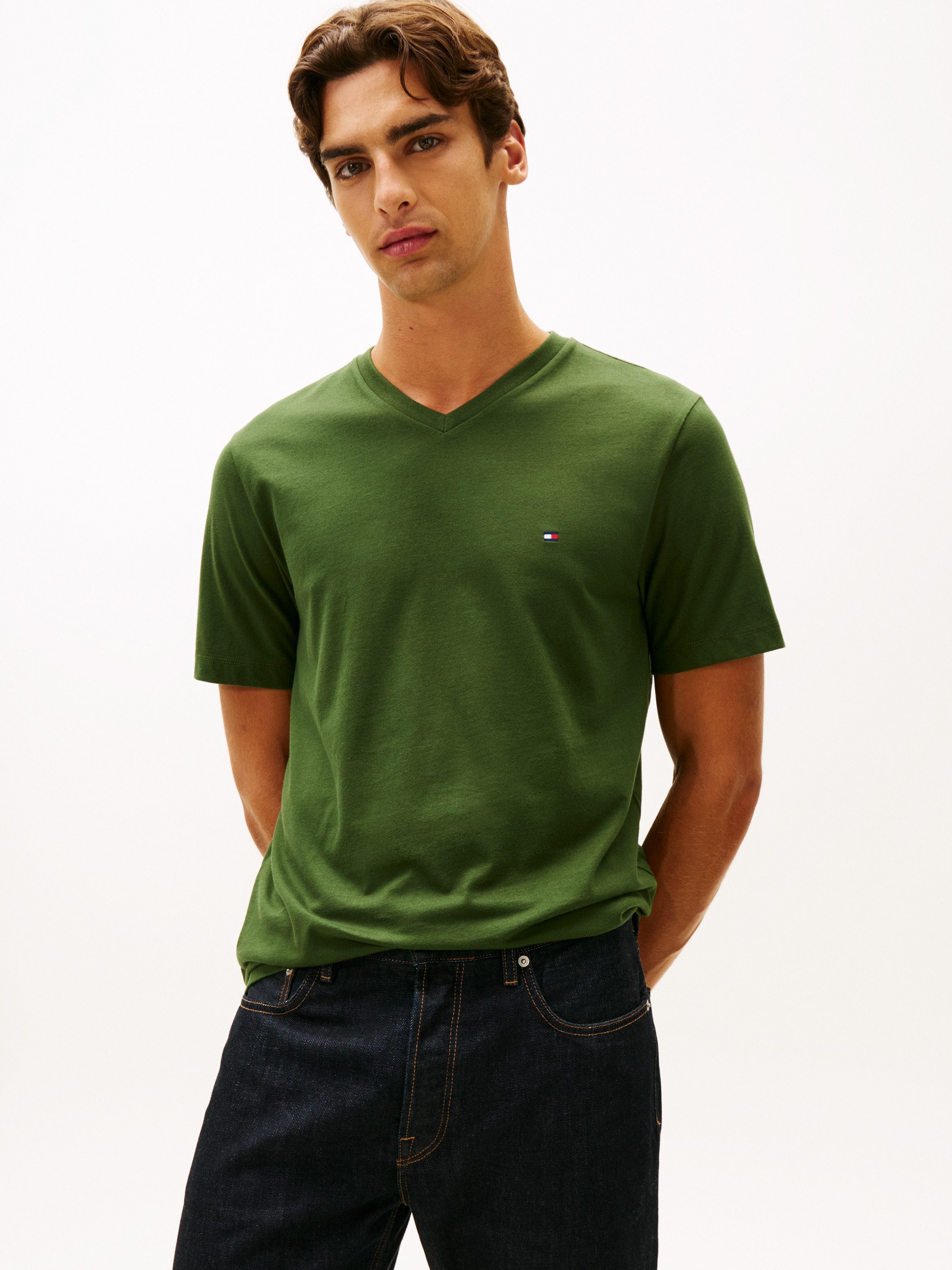 V-Shirt ESSENTIAL V-NECK TEE mit V-Ausschnitt und Markenlabel