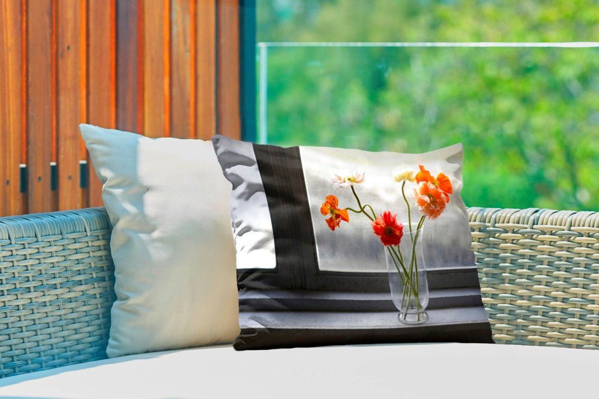 Dekokissen Dekokissenbezug, MuchoWow Polyester, mit auf einer Vase Blumen Outdoor-Dekorationskissen, frisch Kissenhülle Fensterbank, gepflückten