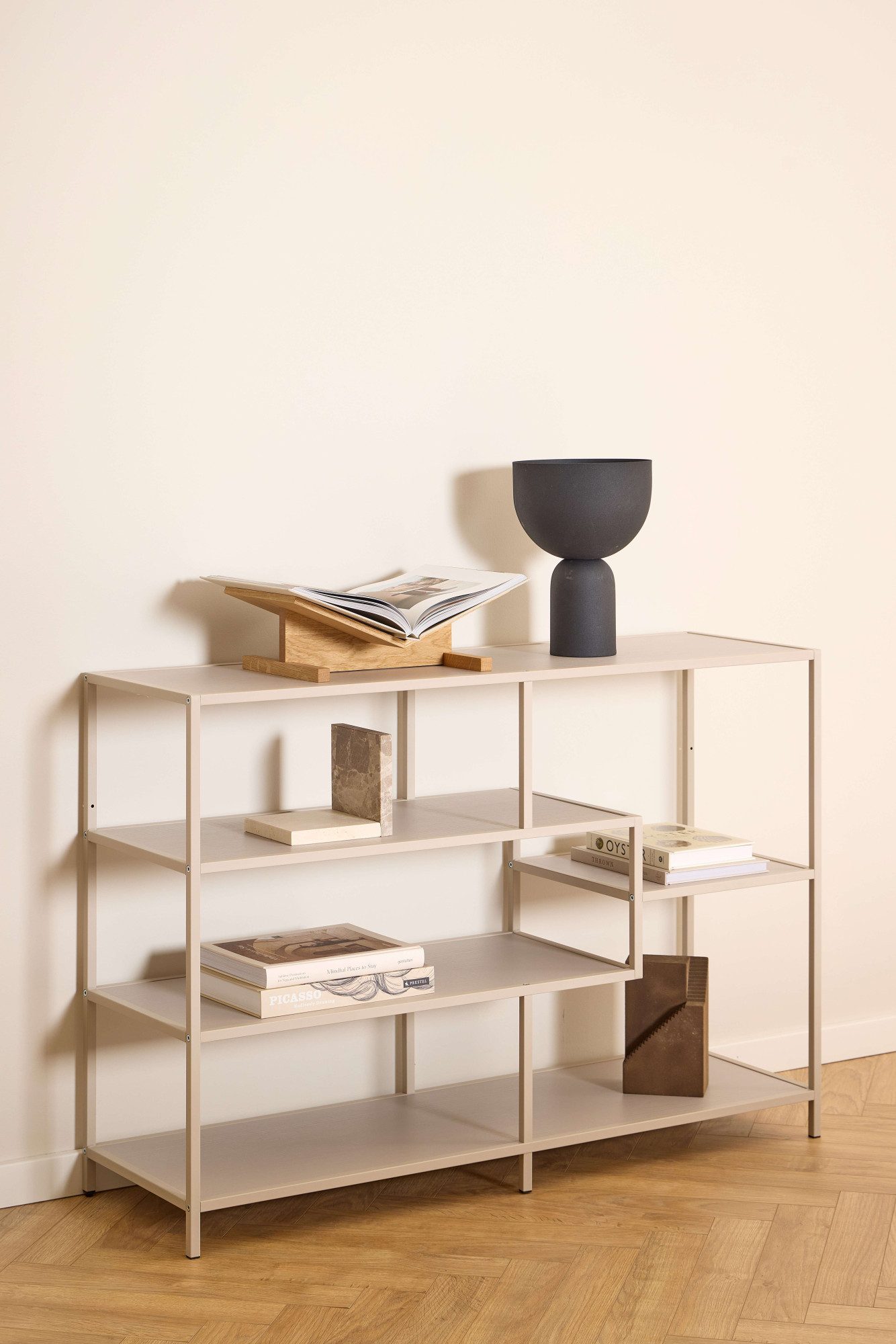 ACTONA GROUP Bücherregal Seaford, Standregal, Regal, Raumteiler, grauer Stahlrahmen, asymmetrisch, Breite 114 cm