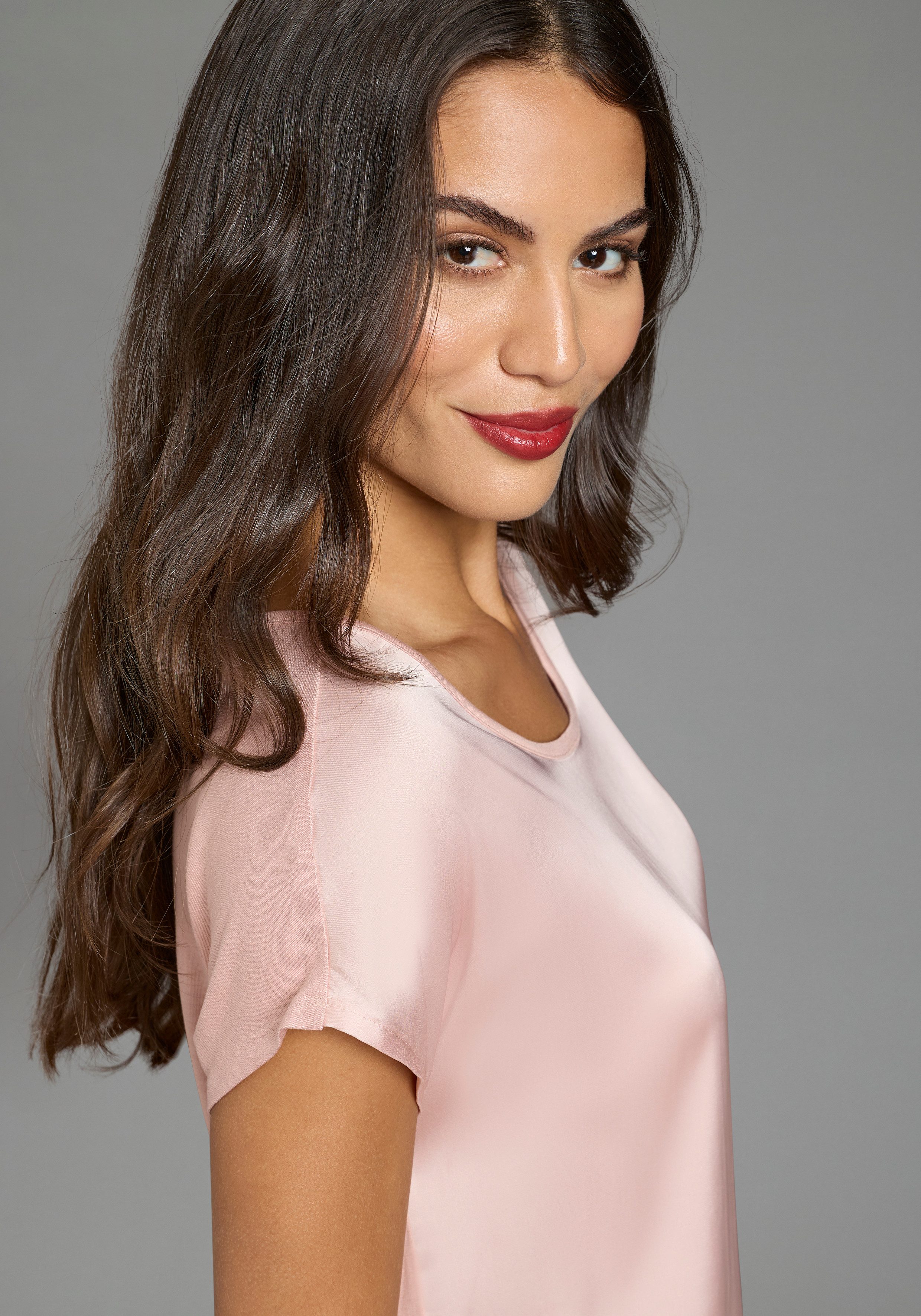 Laura Scott Shirtbluse mit Satin-Vorderteil und hochflexiblen Jersey-Rücken lockere Passfrom, zeitlos & gut zu kombinieren – Bild 3 von 5