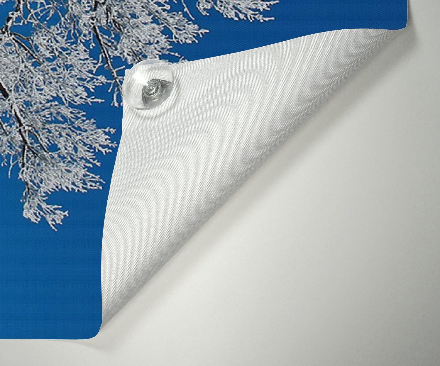 Sonnenschutz Schneebedeckter Baum mit wiederverwendbar Saugnäpfen, Wallario, und mit Himmel, blauen wiederablösbar blickdicht