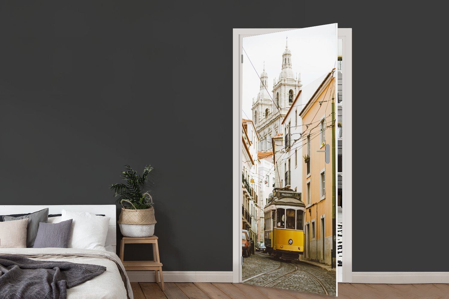 MuchoWow Türtapete Die berühmte Tür, fährt für Fototapete bedruckt, Straßenbahn cm Matt, (1 75x205 gelbe Lissabon, St), durch Türaufkleber