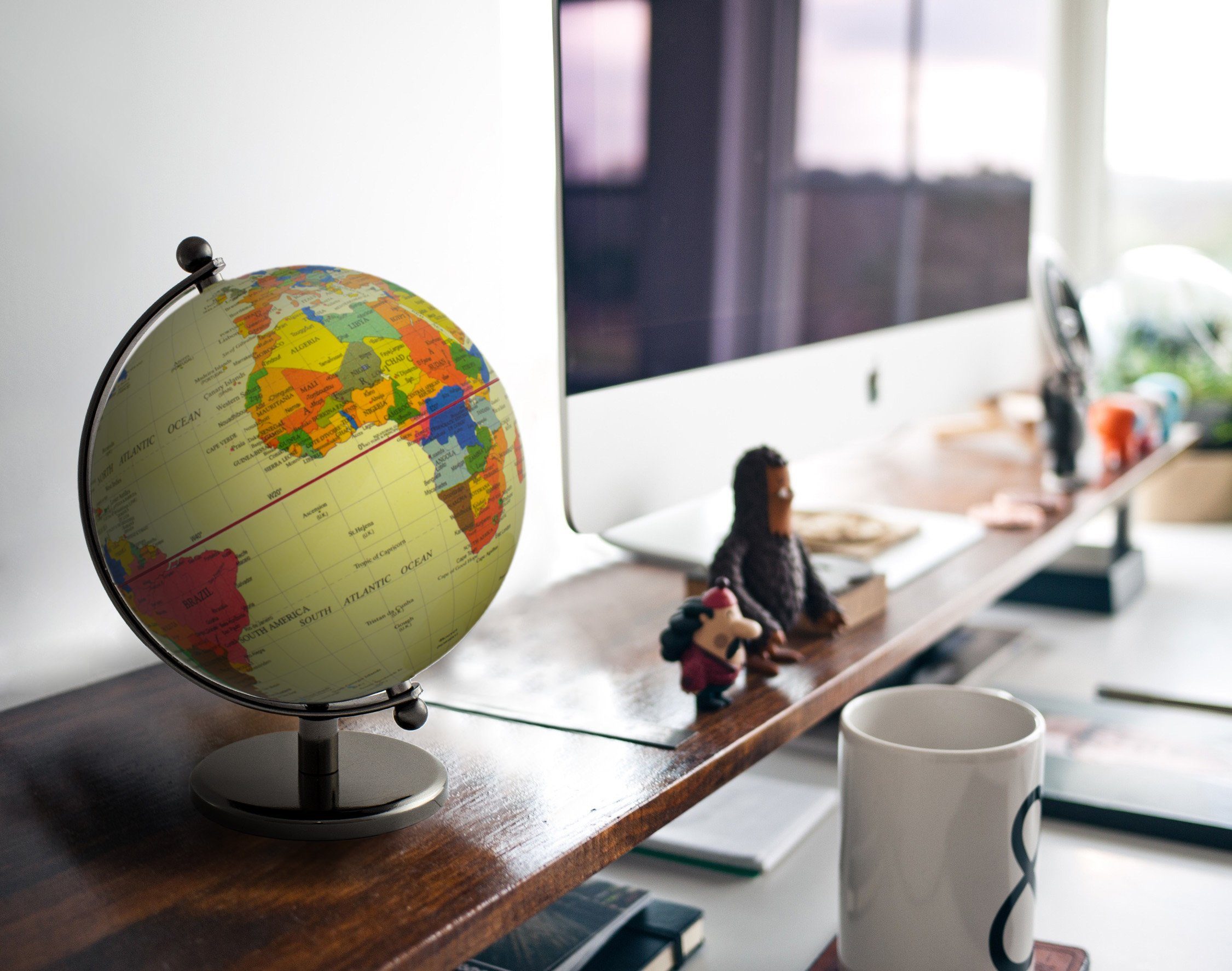 BRUBAKER Globus Designer Weltkugel, 19 cm groß, (1-tlg), stilvolle Erdkugel aus Acryl und Edelstahl, Globus Deko Kugel, Büro