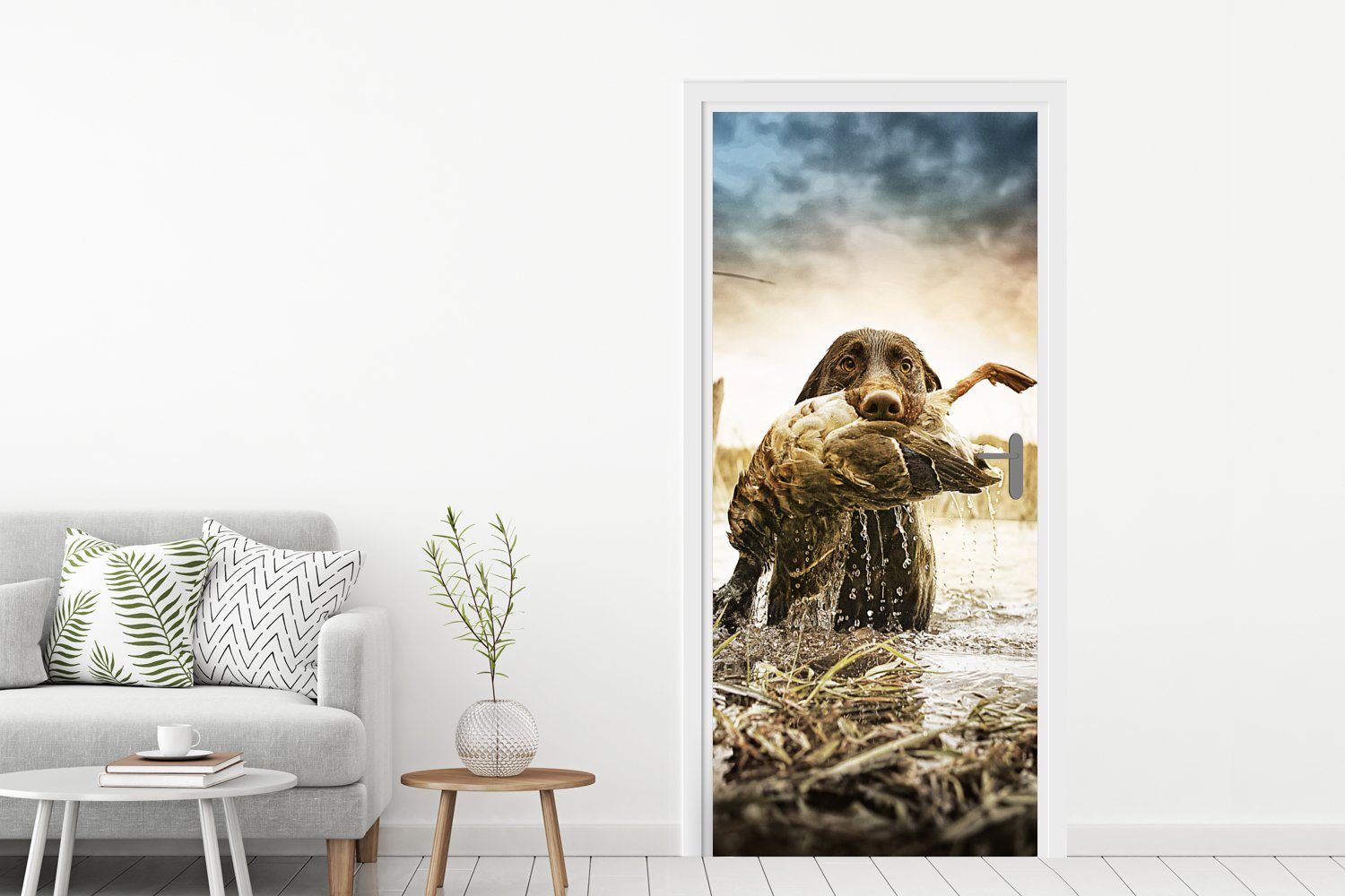 MuchoWow Türtapete Ein Hund vollendet seine Jagd mit einer Ente im Maul, Matt, bedruckt, (1 St), Selbstklebende Tapete, Folie für Möbel, 75x205 cm