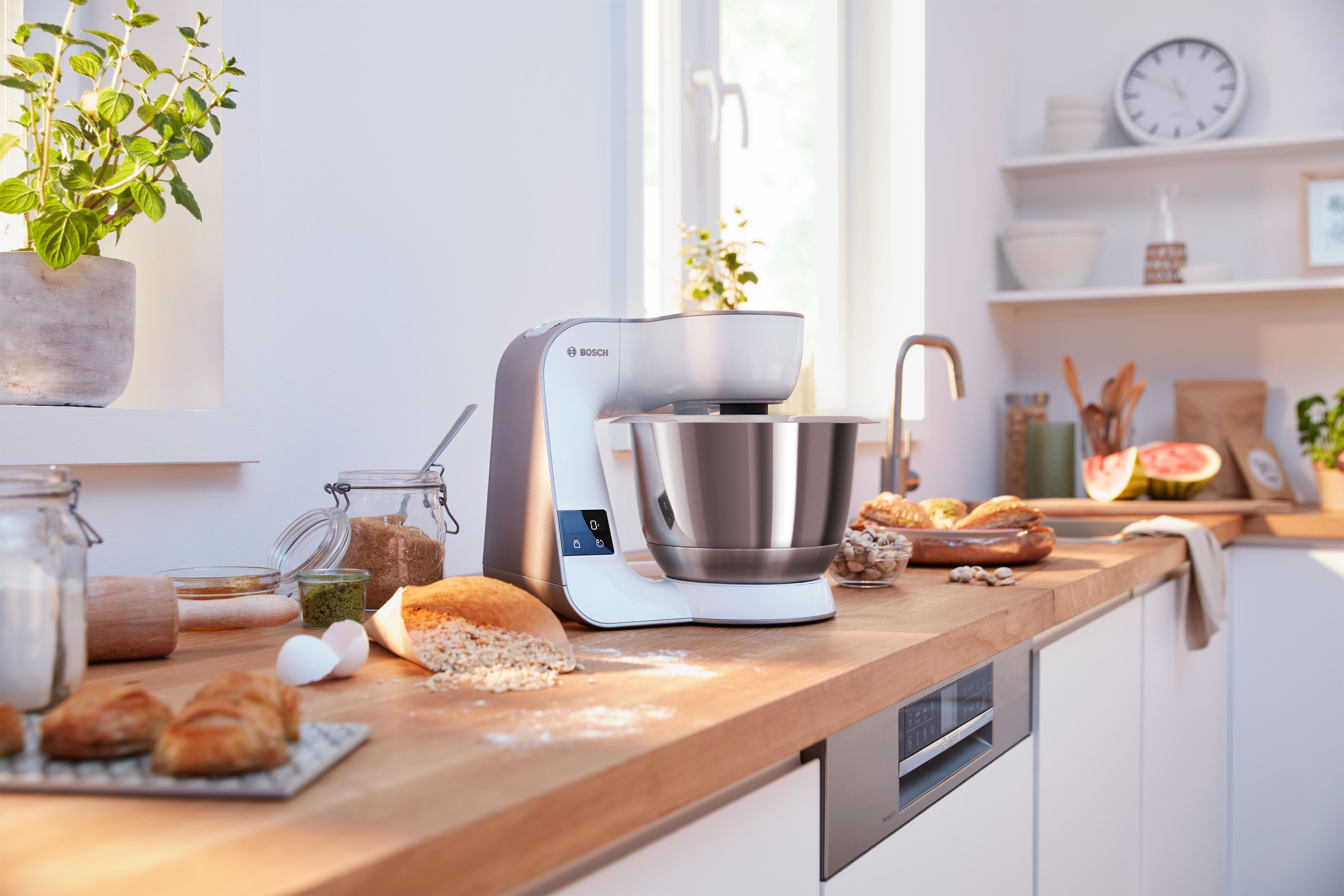 BOSCH Küchenmaschine Serie 4 MUM5XW20, integr. Waage, Durchlaufschnitzler, weiß/champagner, 1000 W, 3,9 l Schüssel, 4 Scheiben, Mixer, Edelstahlschüssel, Knetha – Bild 2 von 5