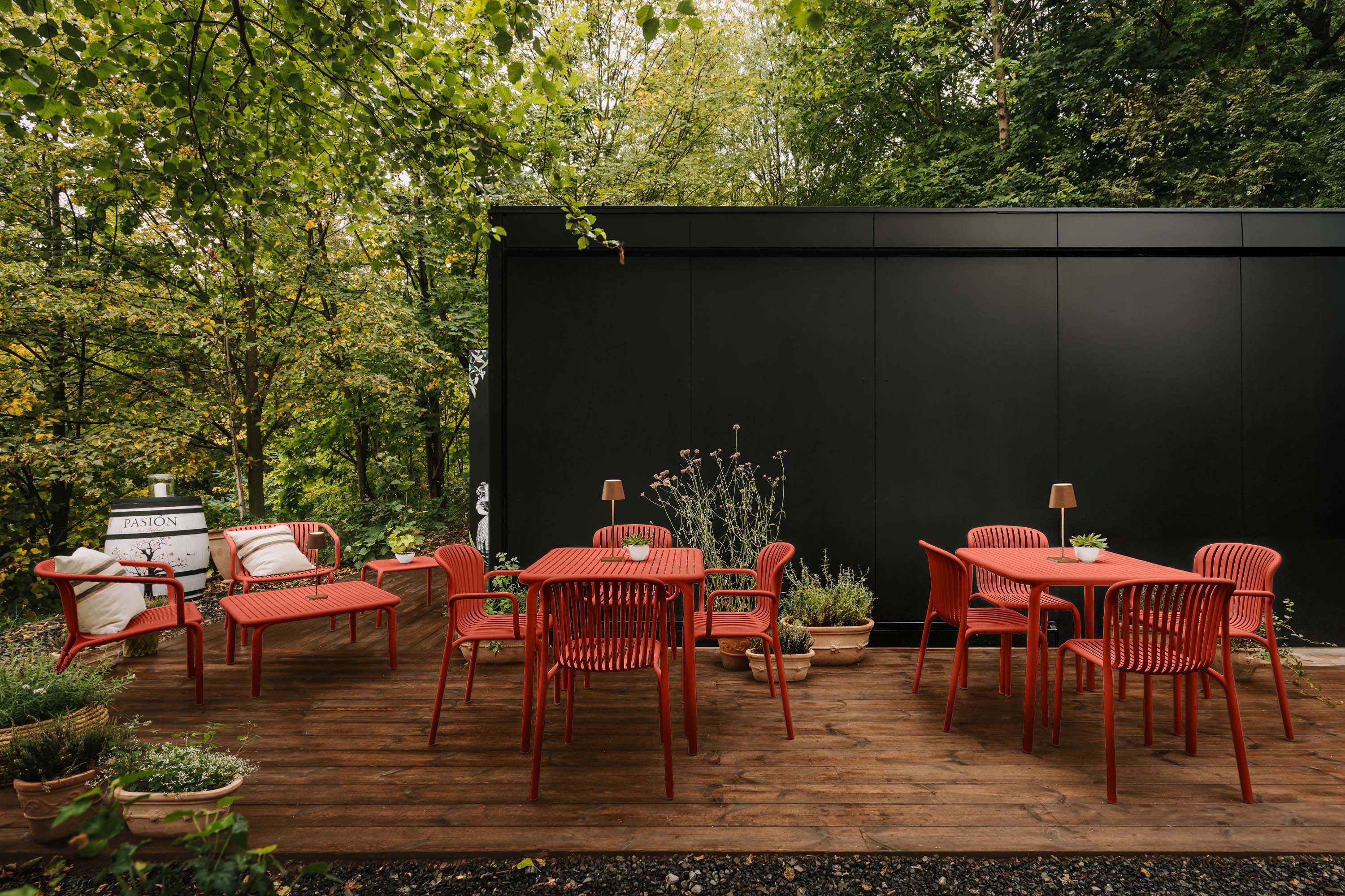 KONSIMO® Gartentisch FICCARI Terrassentisch Outdoor Kaffeetisch, hergestellt in der EU, Balkontisch, Wetterfestes Material, 100% recycelbar, Höhe: 41,5 cm