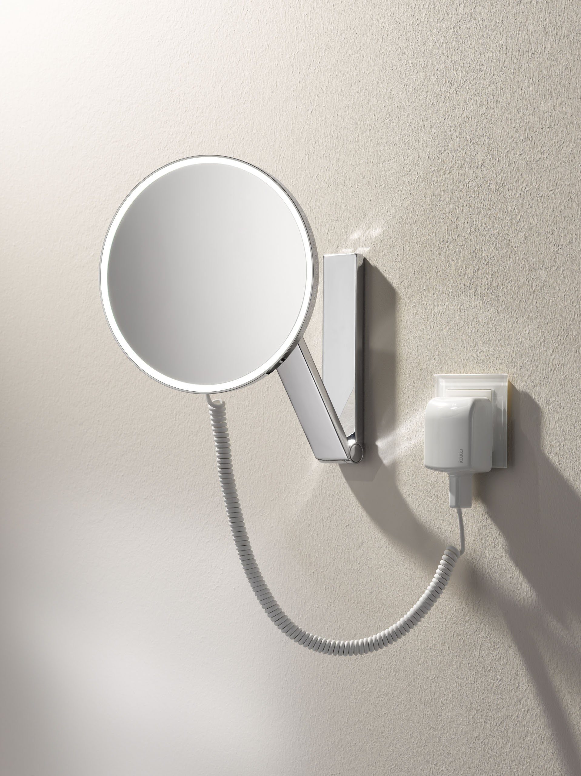 Keuco Kosmetikspiegel iLook_move (Blendfrei, 12 V Steckernetzteil), Wandmontage, LED-Beleuchtung, 5-facher Vergrößerung, 20x20cm, chrom