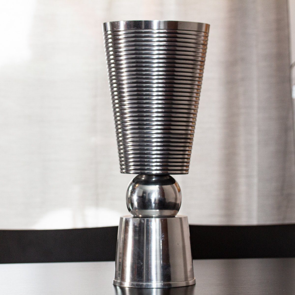 Antikas Wanddekoobjekt Aluminium Vase, Pokal, Wickel-Optik, Vase, Deko-Flasche, Dekoration
