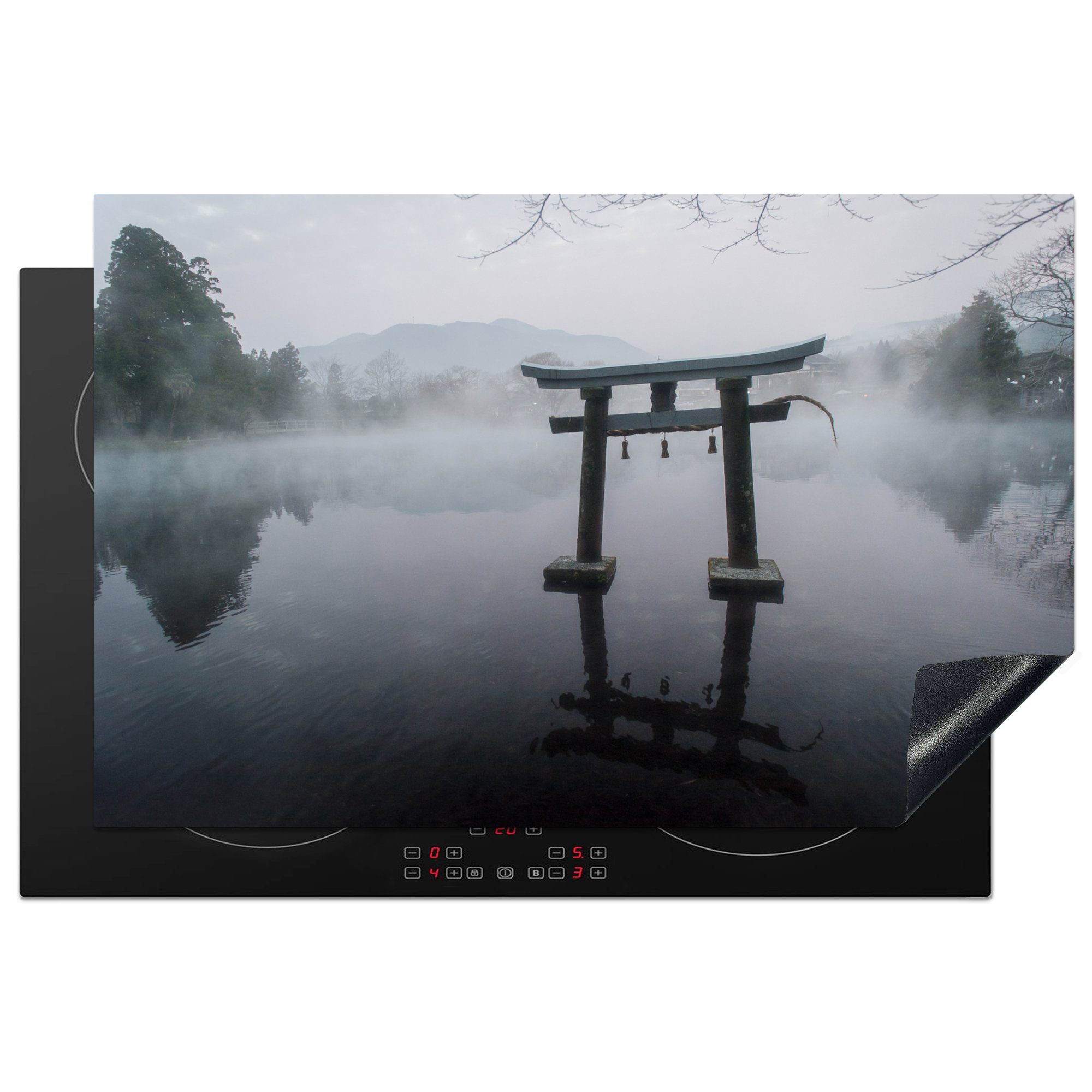 MuchoWow Herdblende-/Abdeckplatte Schwarz-Weiß-Foto eines japanischen Torii-Tors auf dem Wasser, Vinyl, (1 tlg), 81x52 cm, Induktionskochfeld Schutz für die küche, Ceranfeldabdeckung