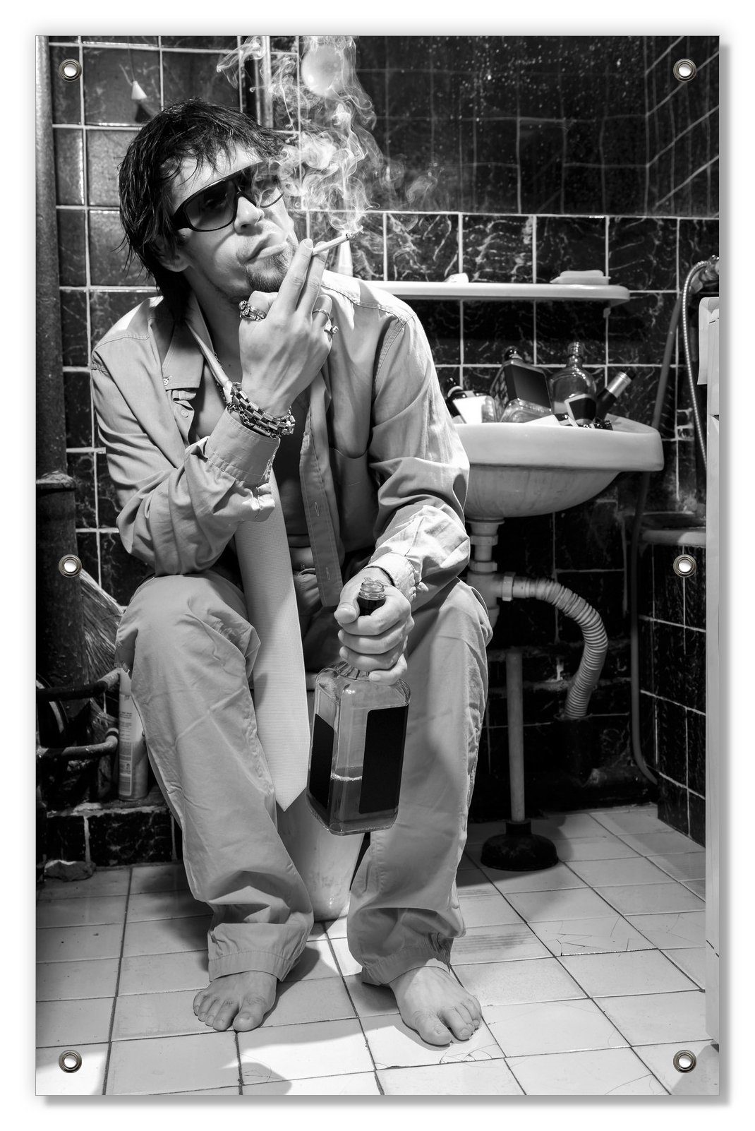 Sonnenschutz Kloparty - Sexy Mann auf Toilette mit Zigarette SW, Wallario, blickdicht, mit Saugnäpfen, wiederablösbar und wiederverwendbar