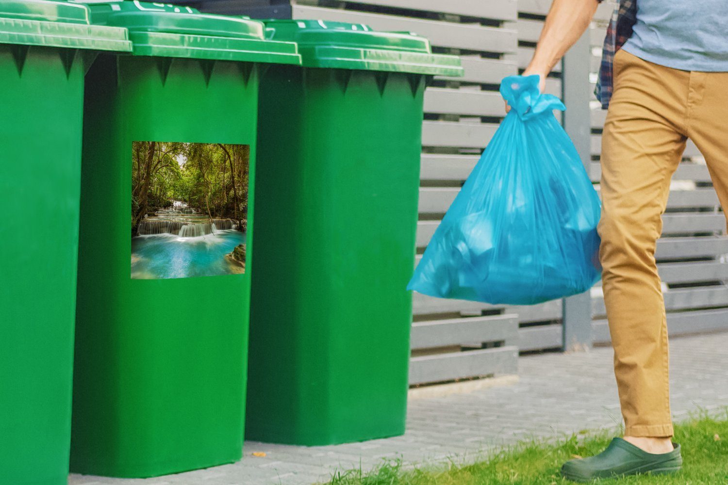 MuchoWow Wandsticker Grüne Bäume und thailändischen im einem Mülltonne, Container, blaues an Mülleimer-aufkleber, Abfalbehälter Sticker, (1 St), Wasser Wasserfall