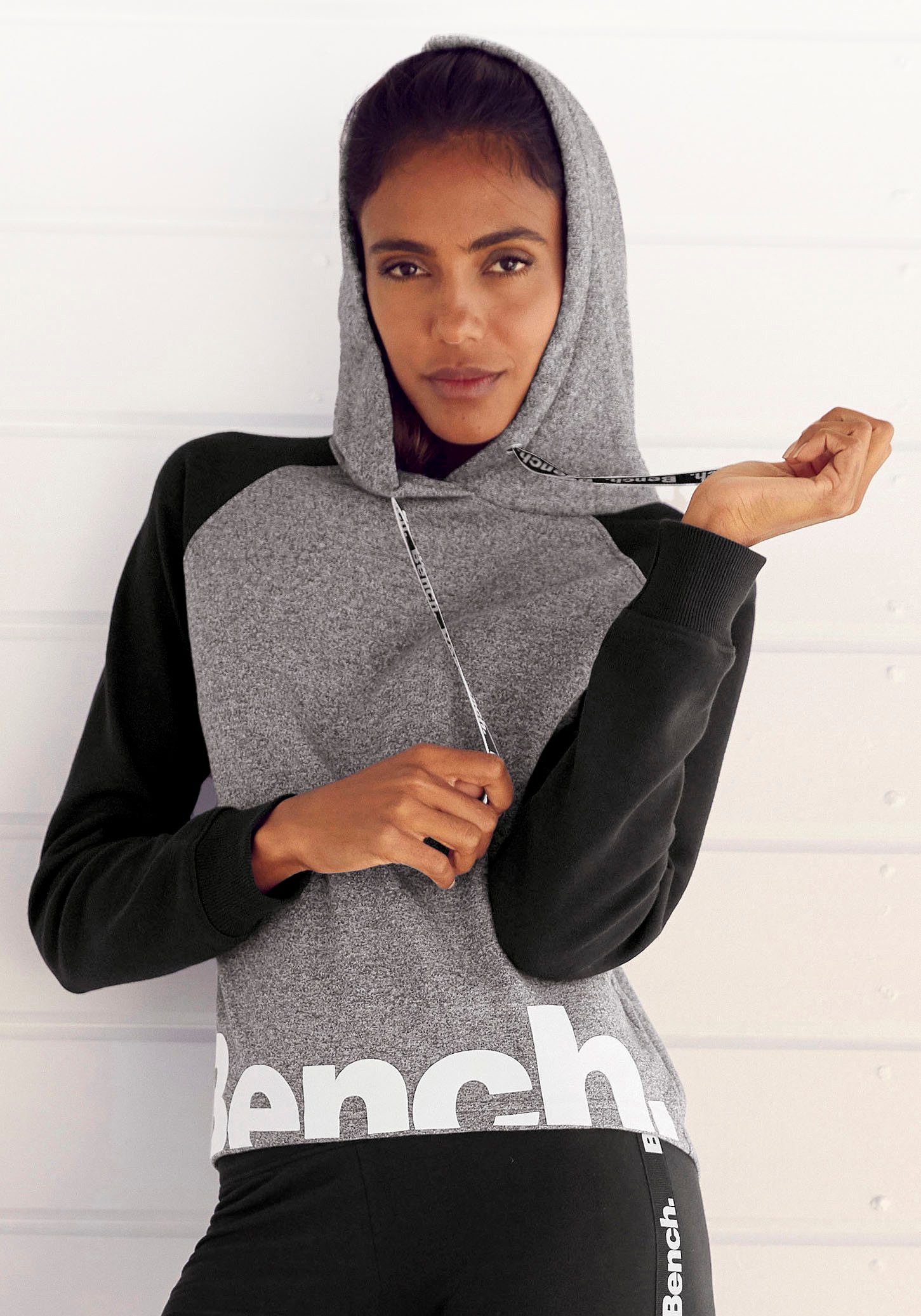 Bench. Loungewear Kapuzensweatshirt mit farblich abgesetzten Ärmeln und Logodruck, Loungewear