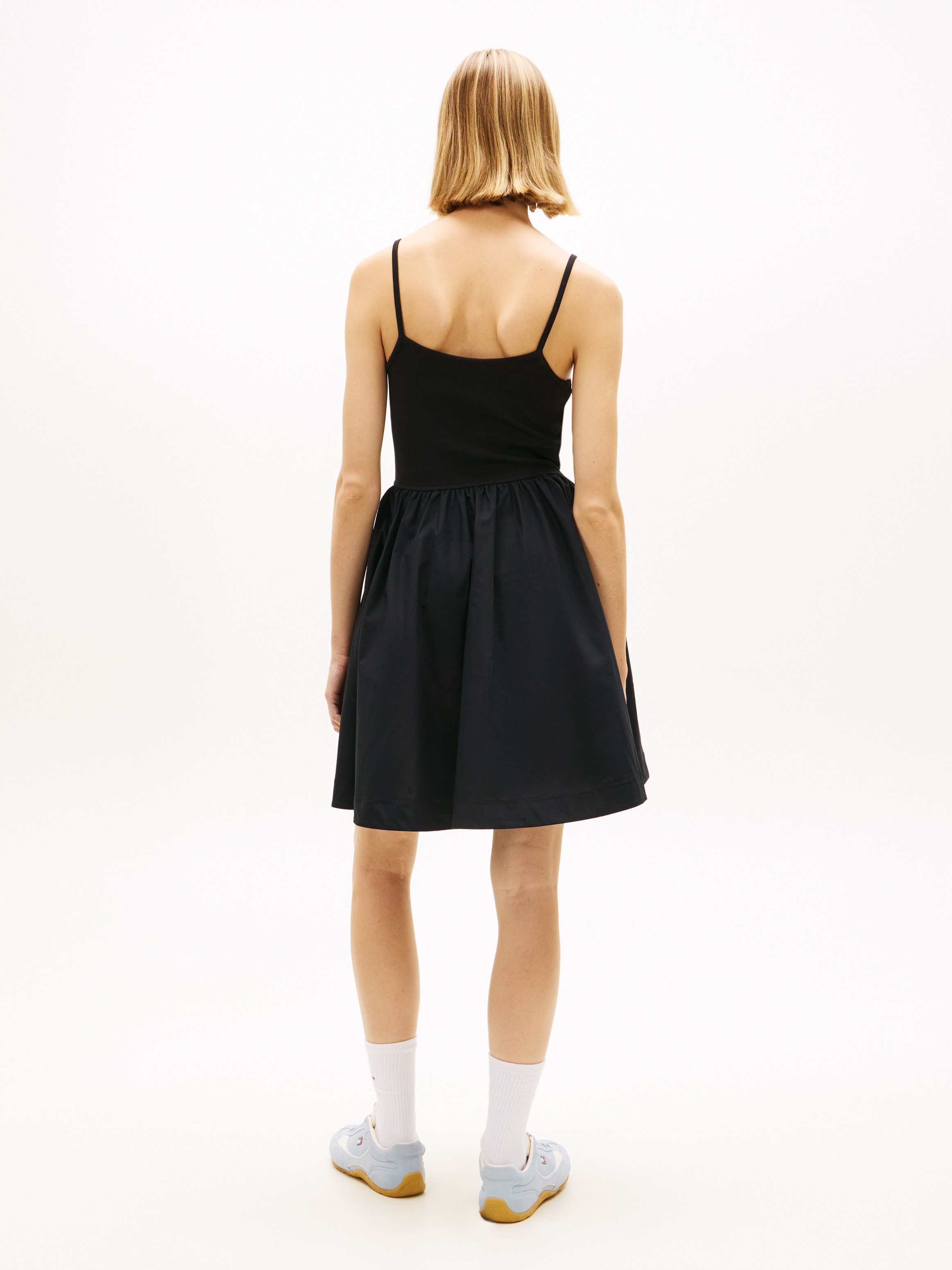 Tommy Jeans Spaghettikleid TJW RIB POPLIN MIX STRAPPY DRESS Super Slim mit Falten am Rock